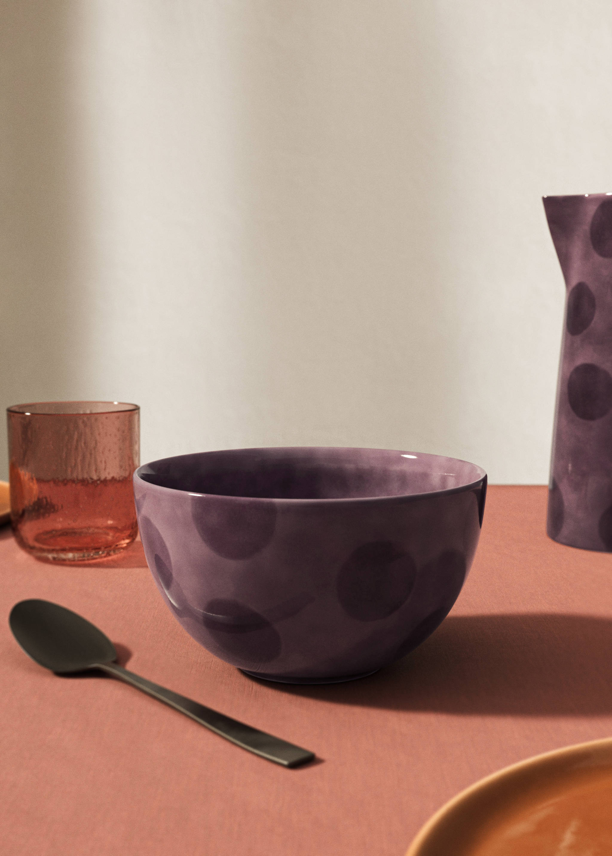 Taça de grés às bolas pintada à mão - Plano geral