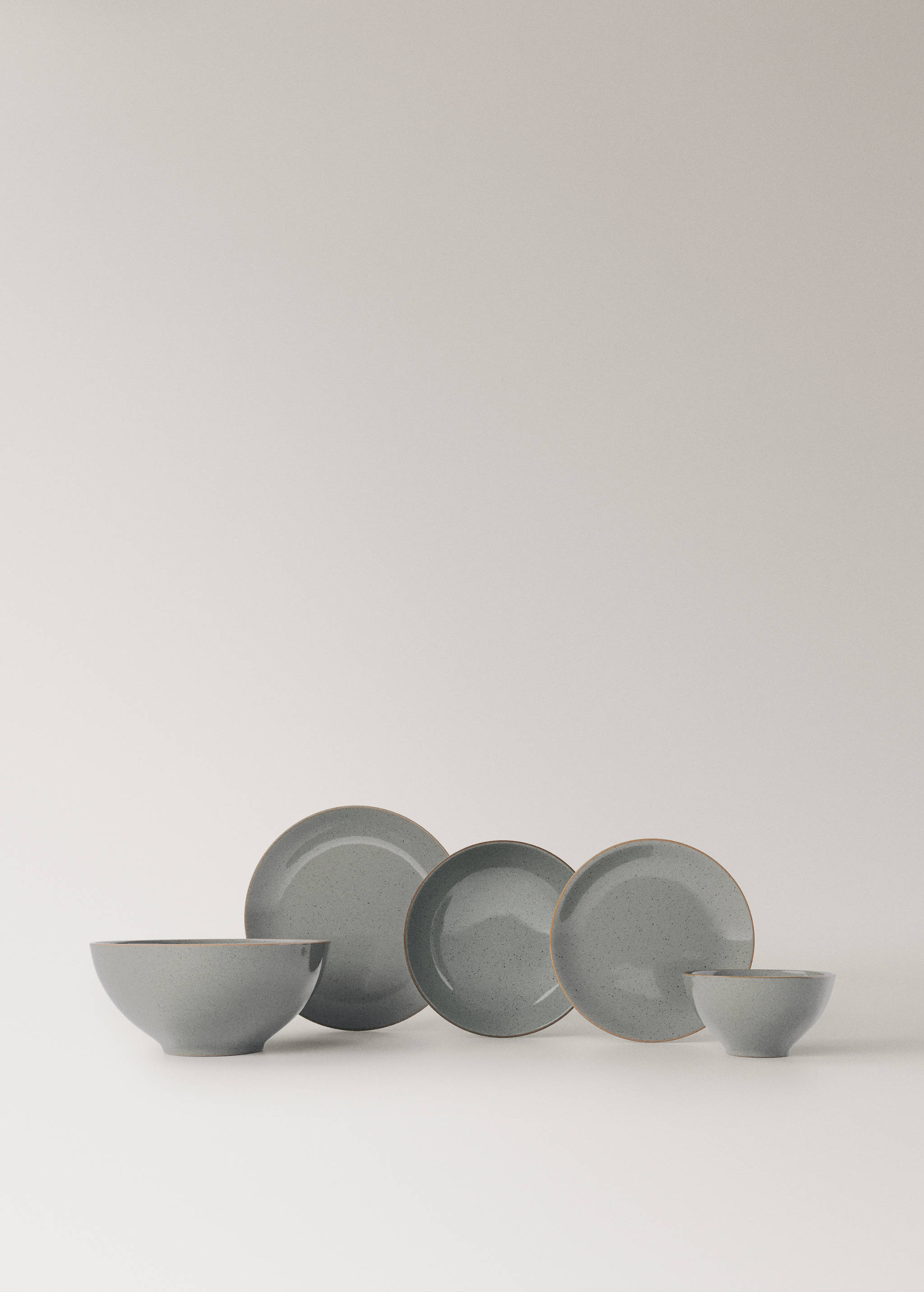 Stoneware dessert plate with spots - Details of the article 3