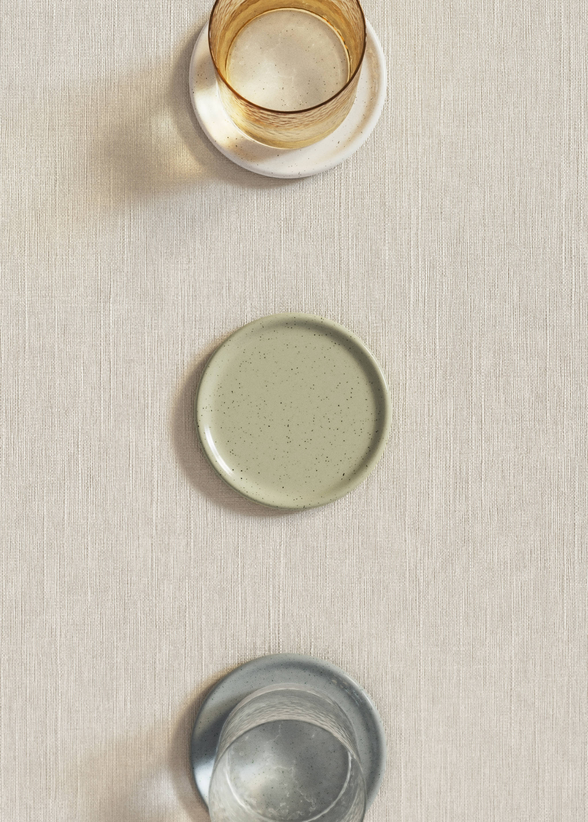 Underlägg i stengods med prickar - Allmän bild