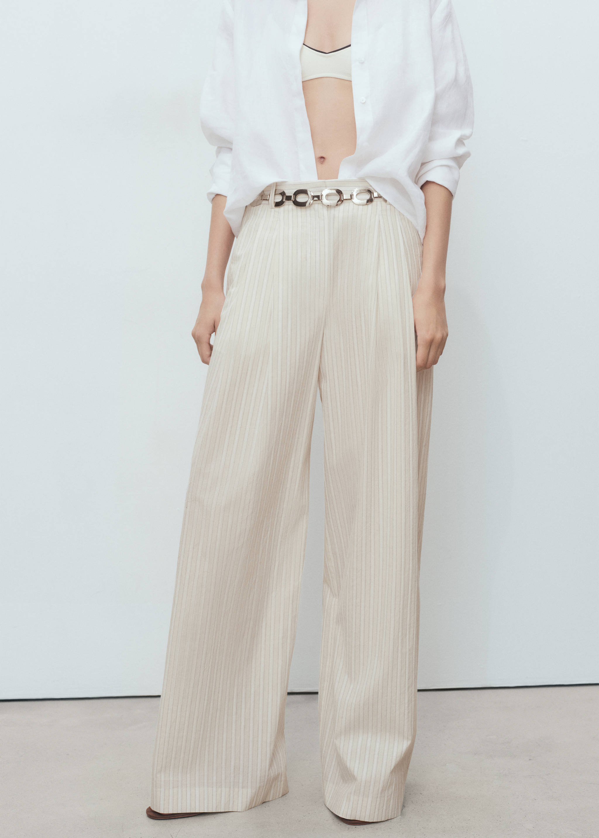 بنطلون واسع الساق بخطوط عمودية - رؤية وسط