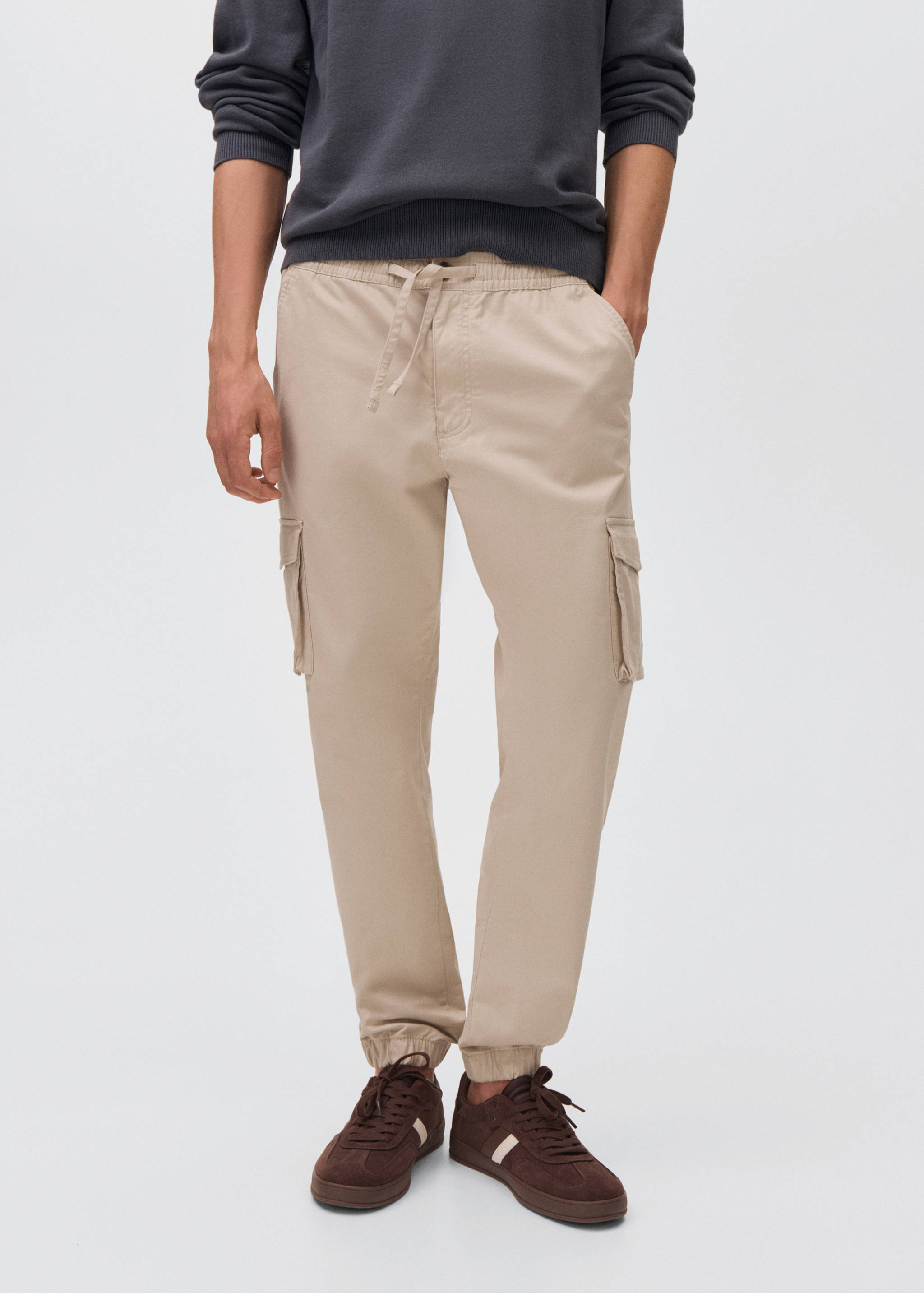 Joggers cargo cordón - Plano medio