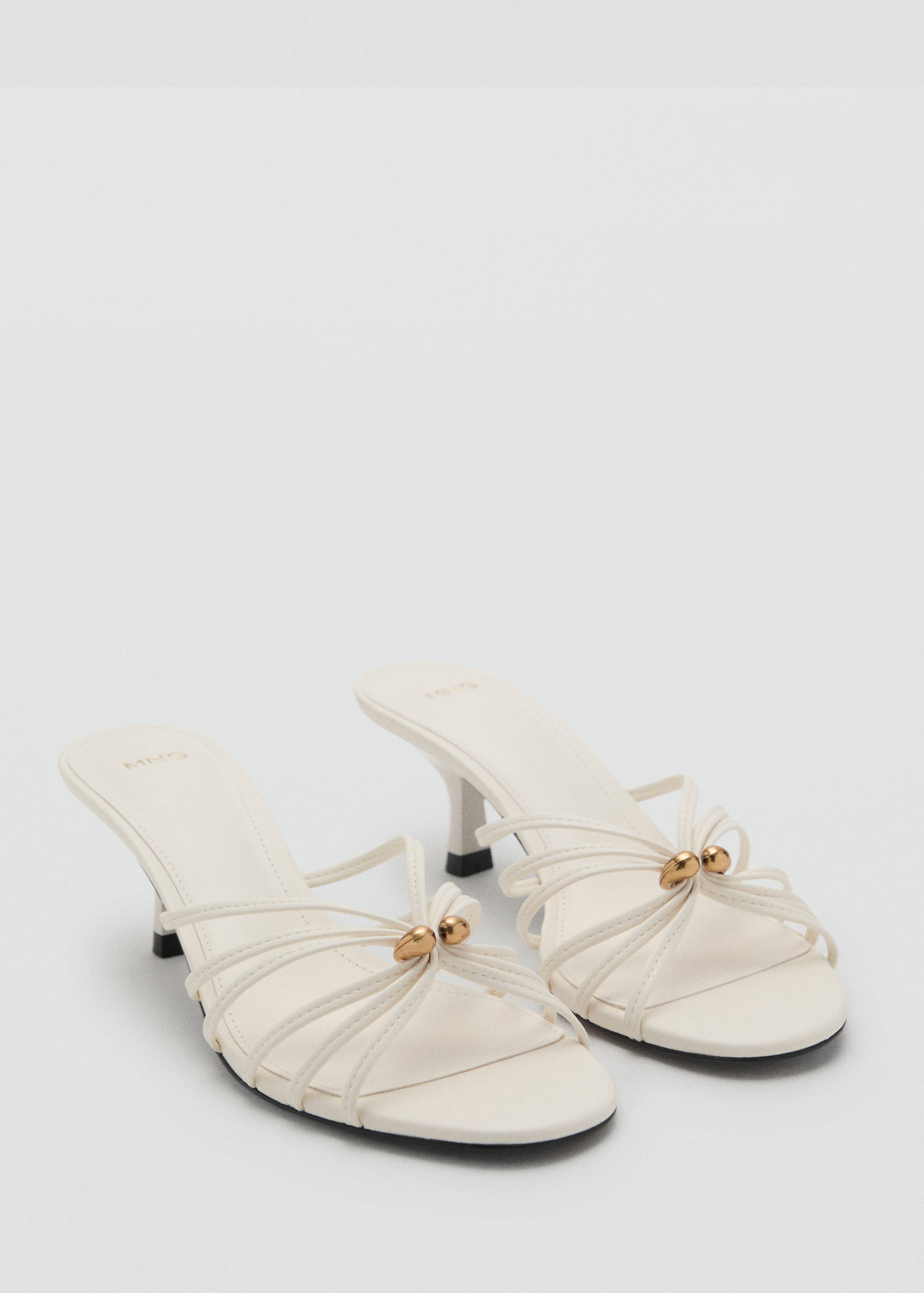 Sandália de salto kitten com detalhe metálico - Plano médio