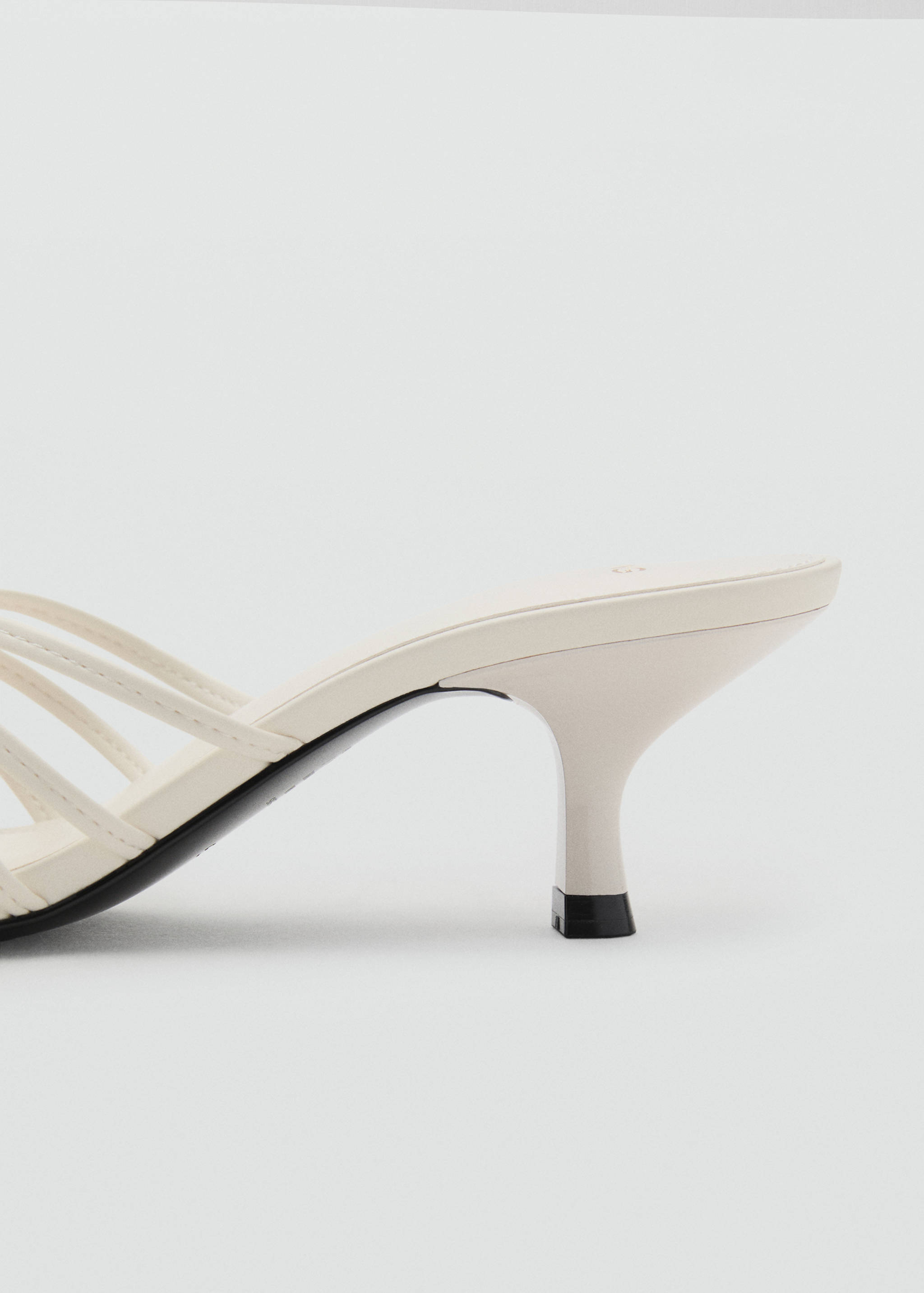 Sandália de salto kitten com detalhe metálico - Pormenor do artigo 1