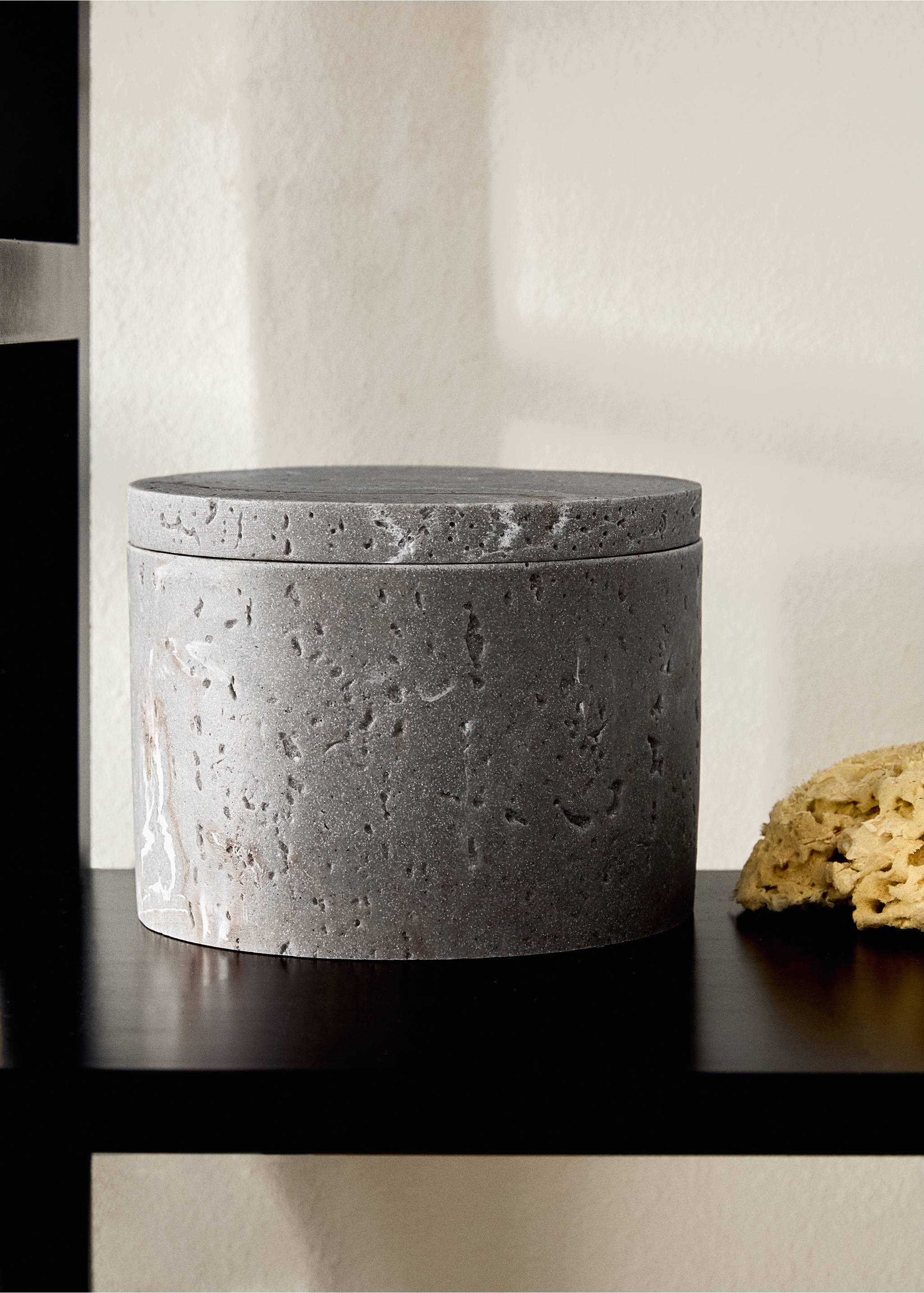 Medium resin bathroom container with marble effect - General plane, Light/Pastel Grey. Ref: 17022921-00.