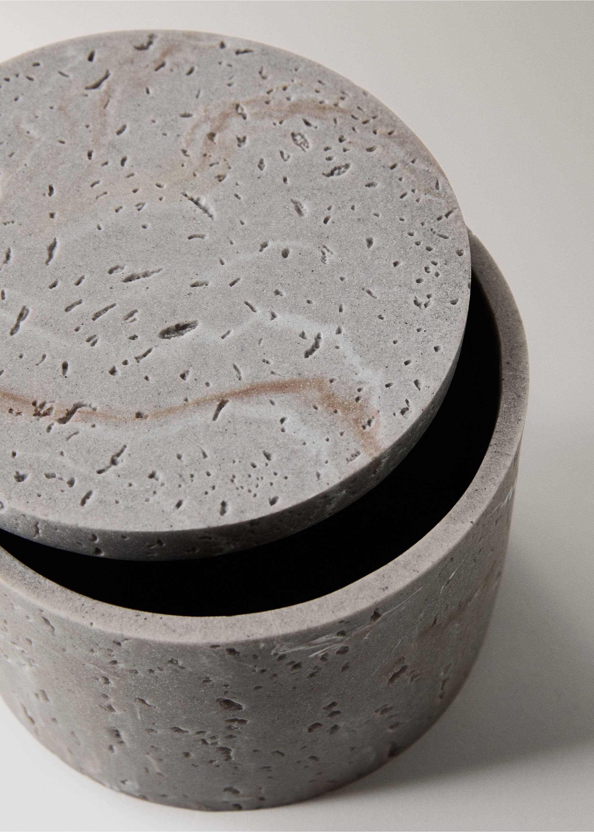 Medium resin bathroom container with marble effect - Details of the article 2, Light/Pastel Grey. Ref: 17022921-00.