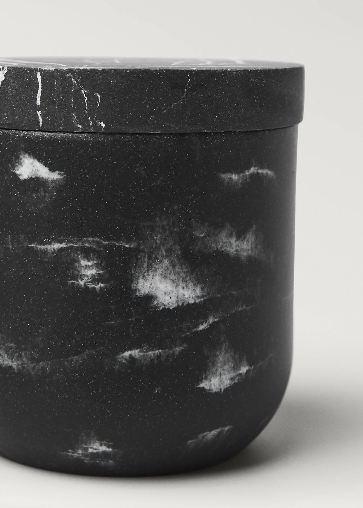 Marble-effect bathroom jar — Black