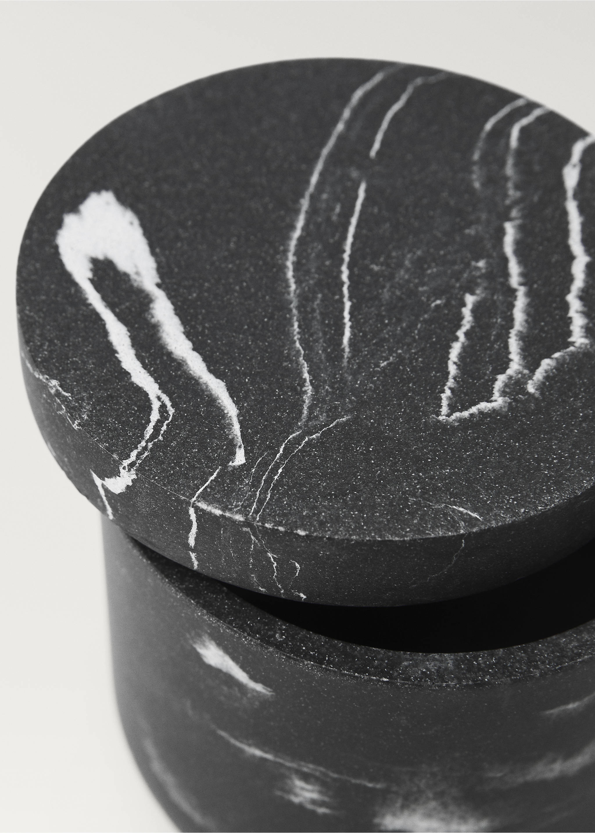 Marble-effect bathroom jar - Details of the article 2, Black. Ref: 17022922-00.