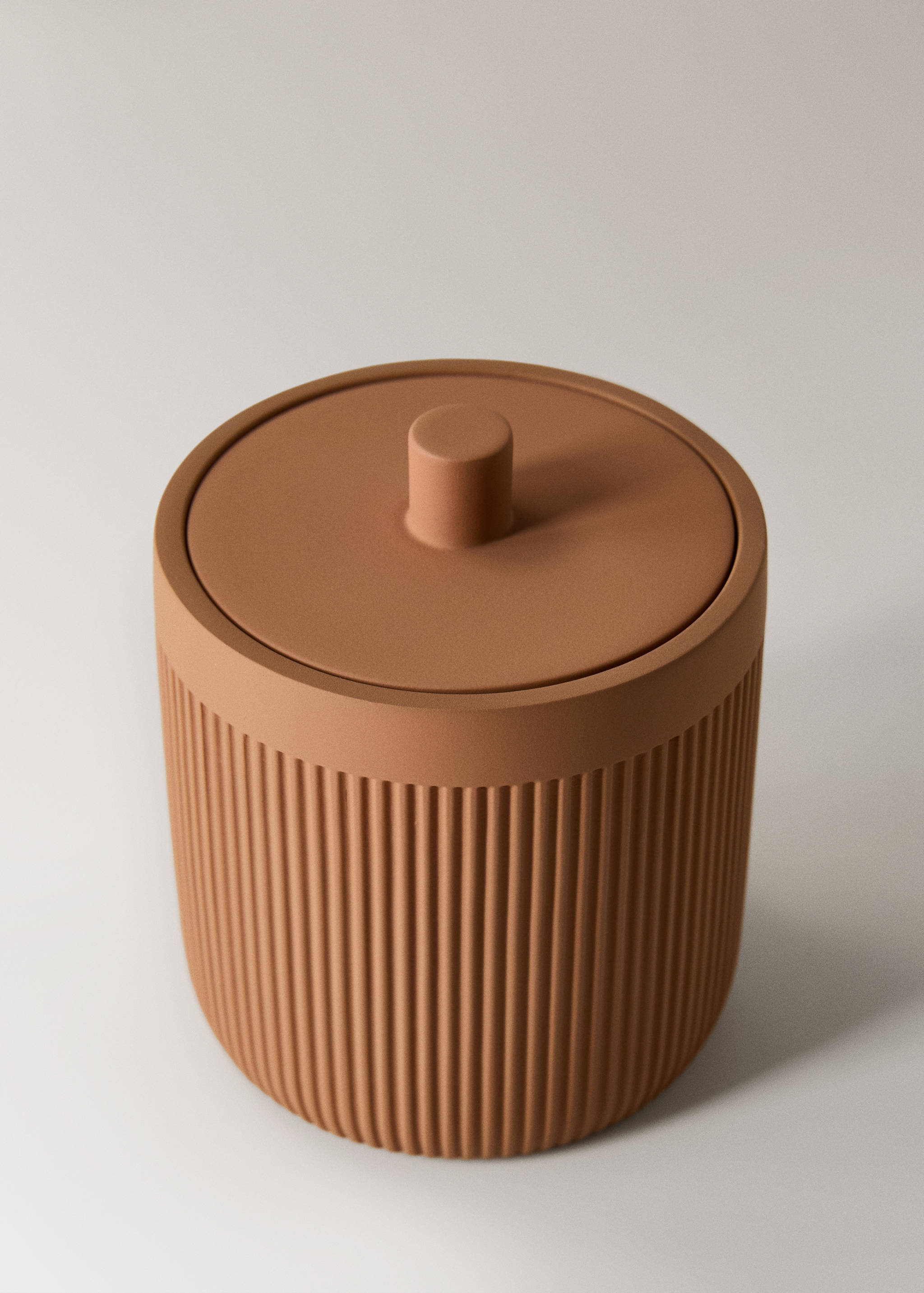 Badkamerpot met deksel van hars - Detail van het artikel 1