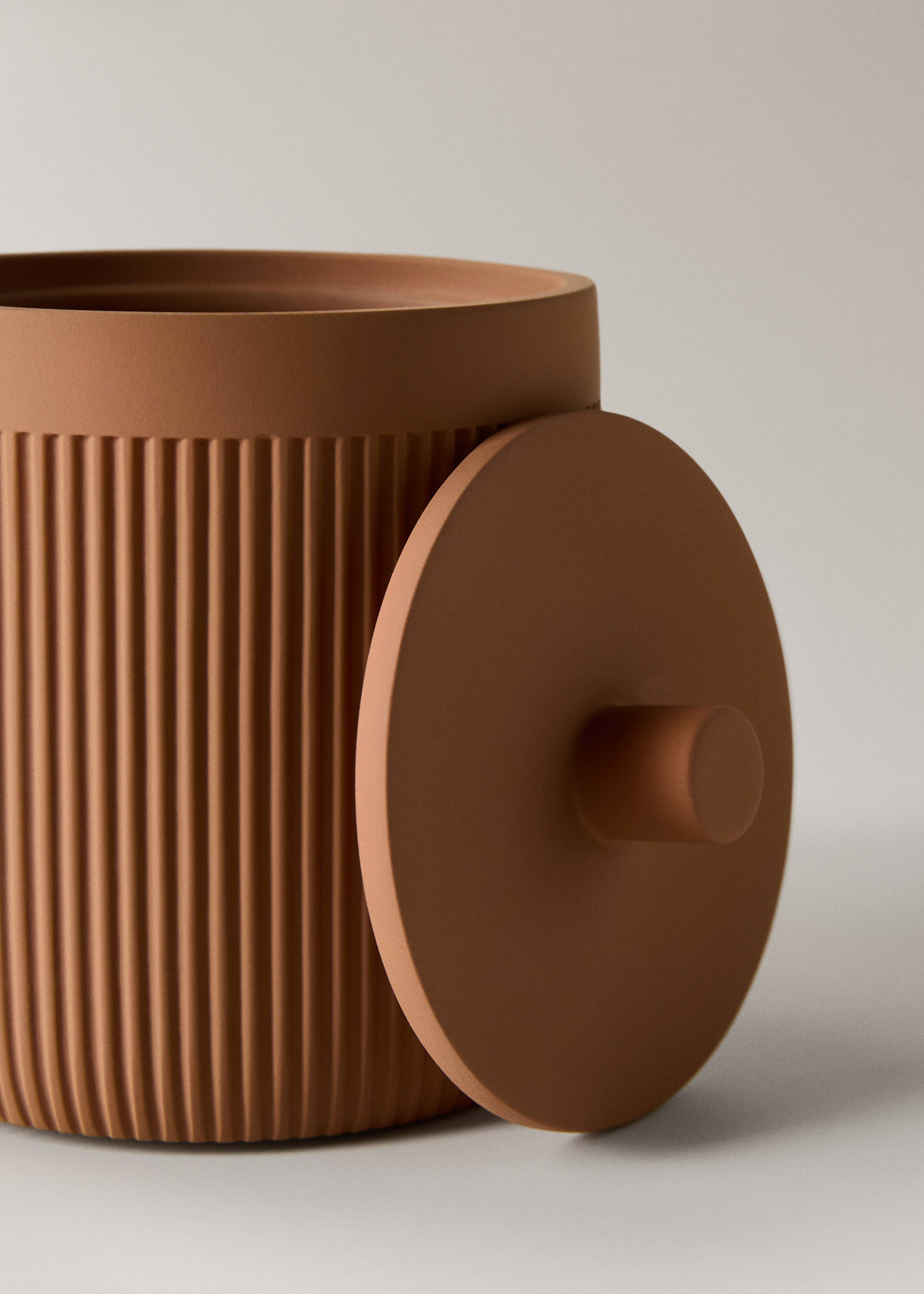 Badkamerpot met deksel van hars - Detail van het artikel 2