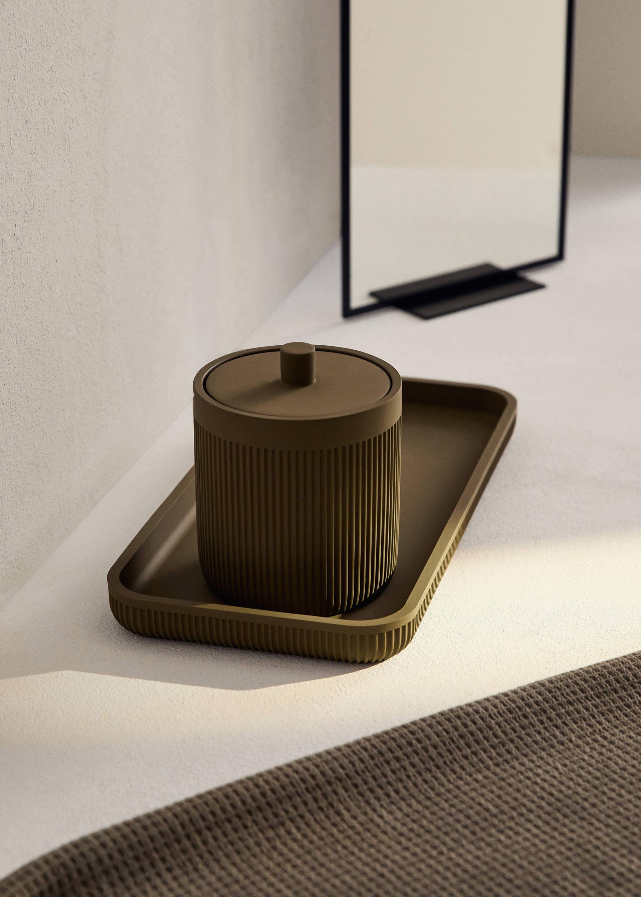 Dose für das Bad mit Deckel aus Kunstharz - Allgemeine Ansicht