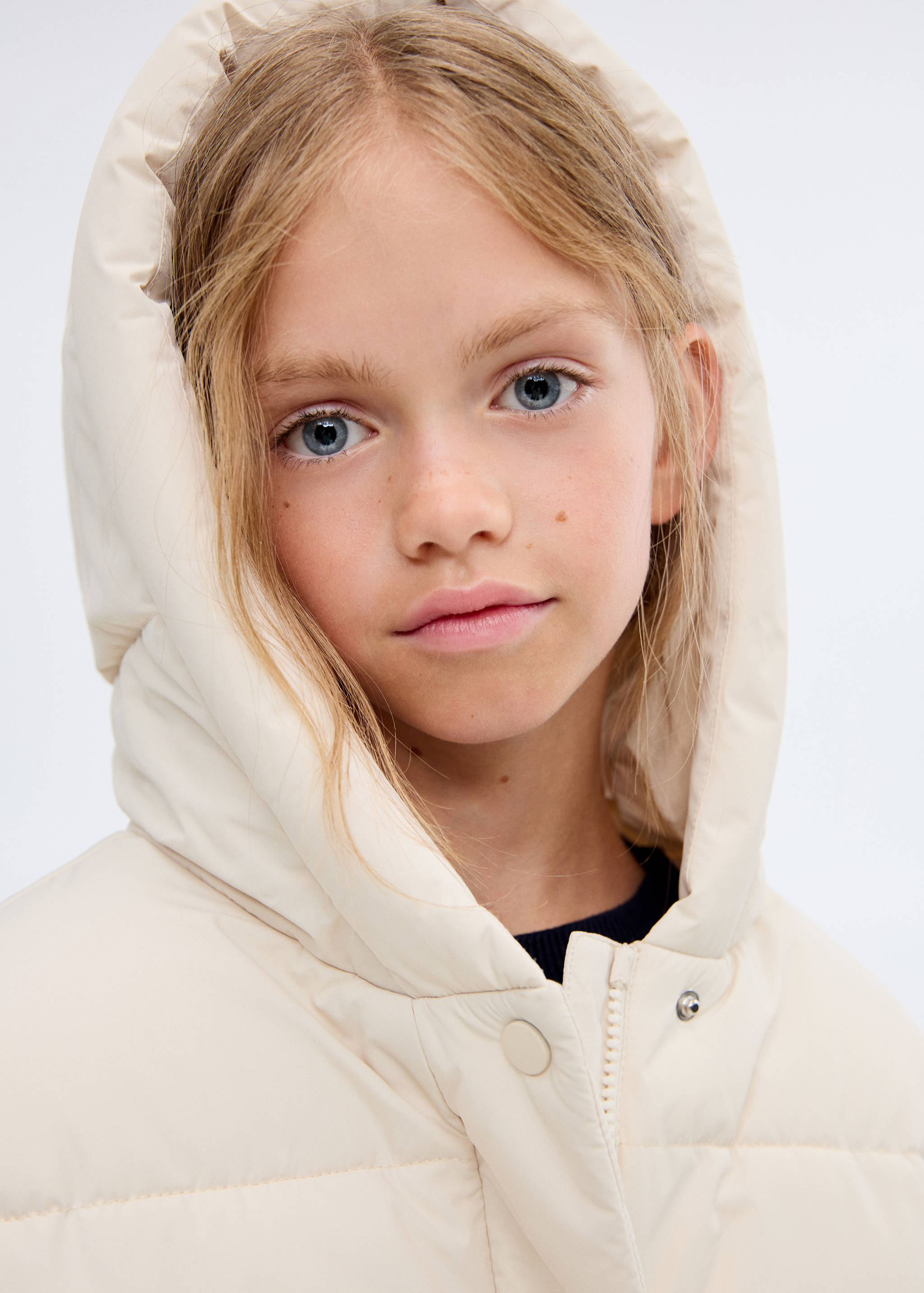 Abrigo capucha forro acolchado - Plano medio