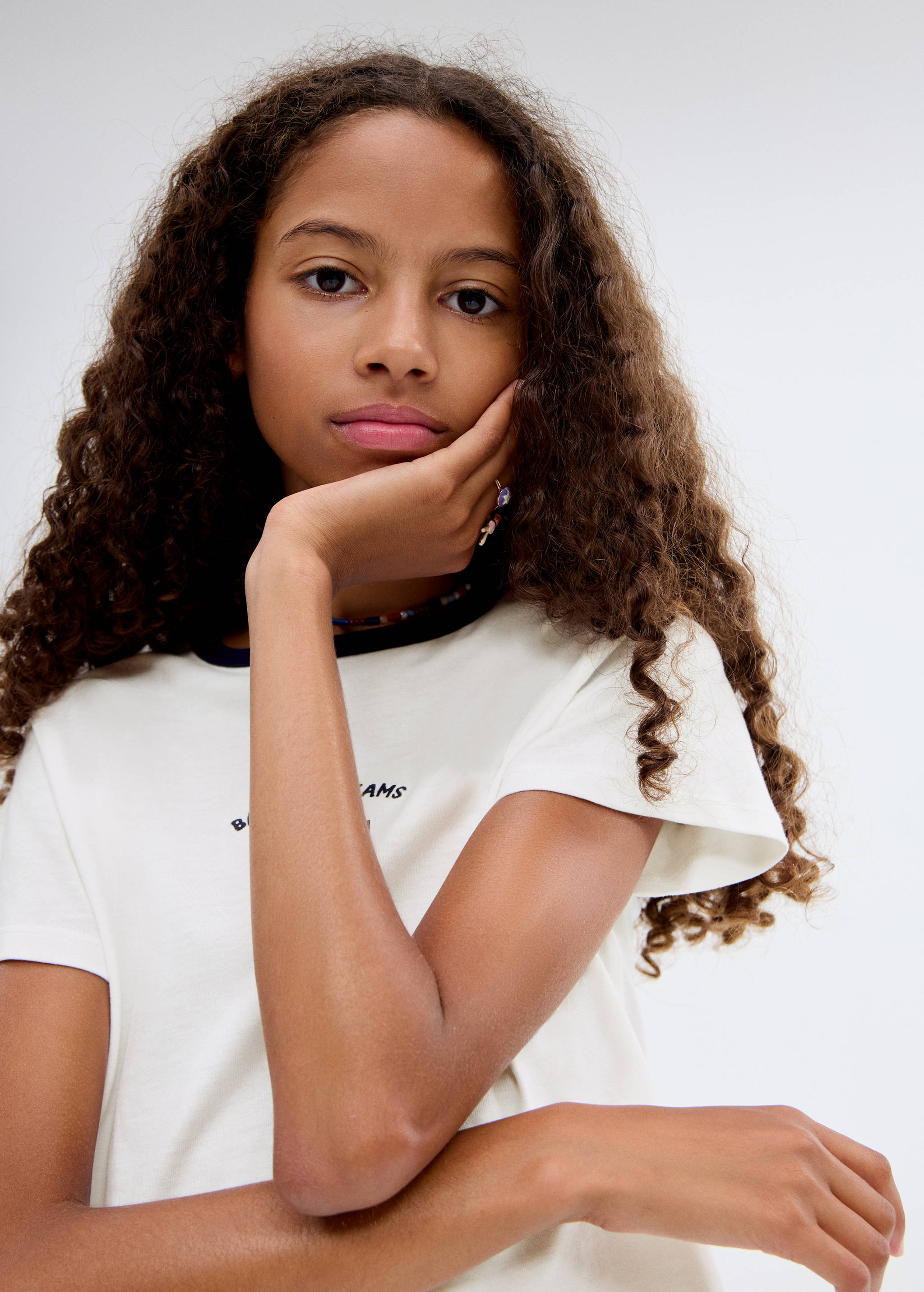 T-shirt with embroidered contrasting collar - Details of the article 1