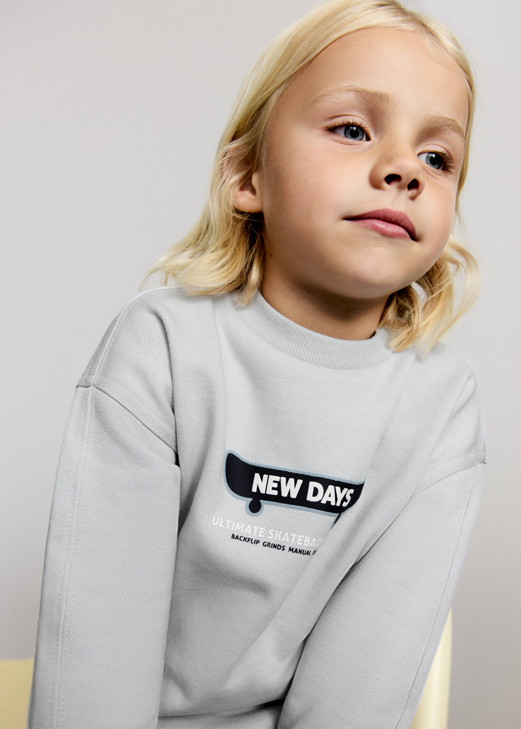 Sweat-shirt imprimé écusson - Plan moyen