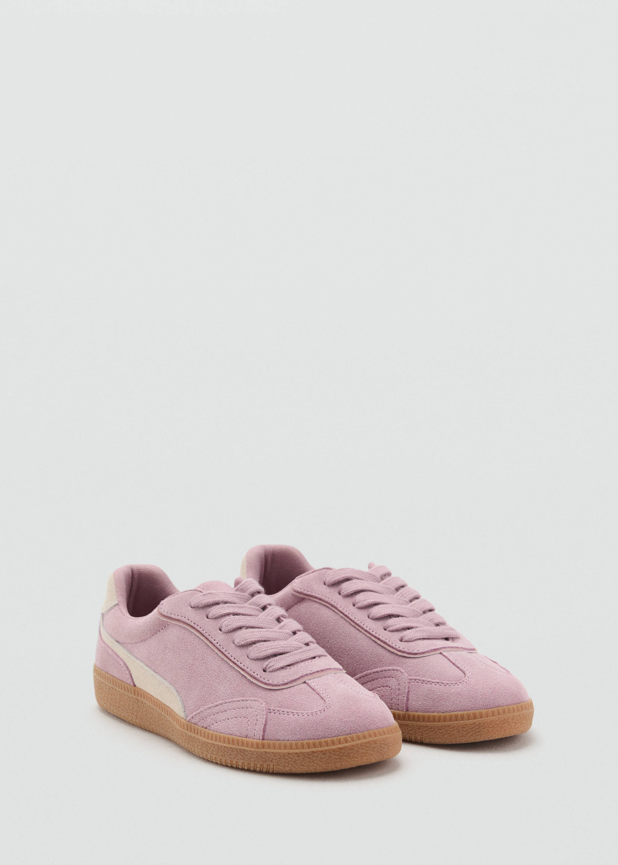 Кроссовки из комбинации кожи и спилка - Средний план