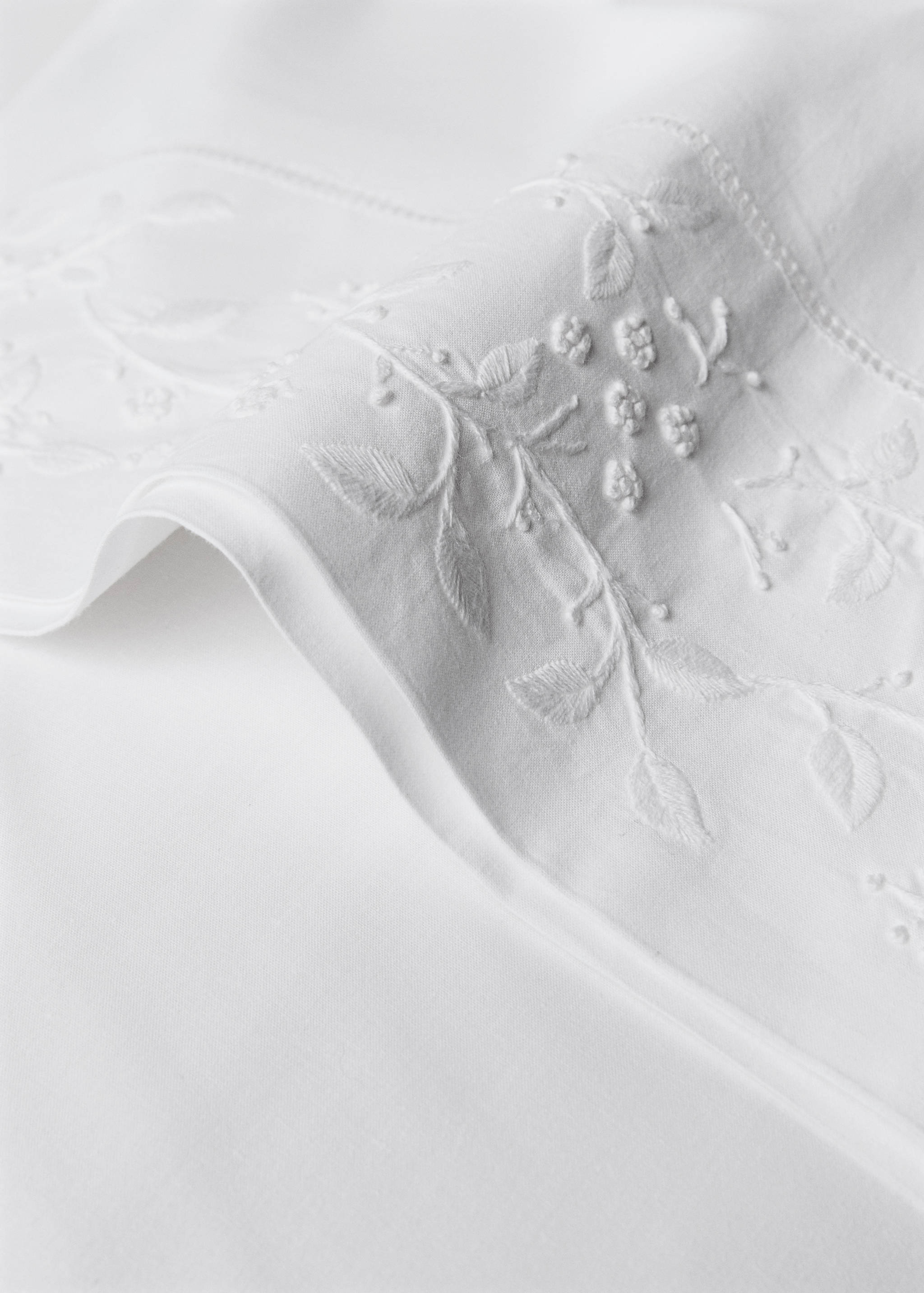 Putetrekk i bomullsperkal med blomsterbroderi,  45x110 cm - Artikkeldetalj 2