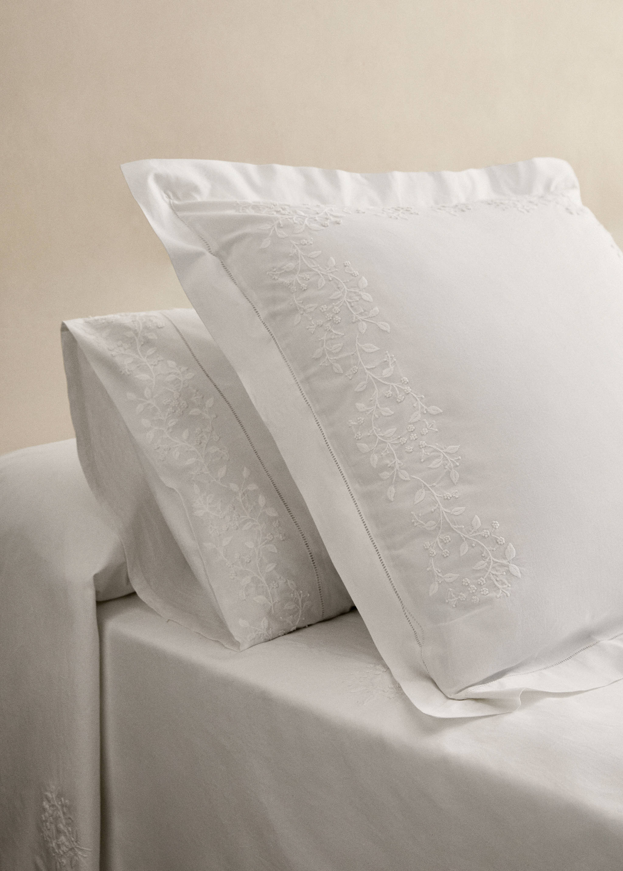 Deux taies d'oreiller percale de coton broderie fleur 50x75 cm - Plan général