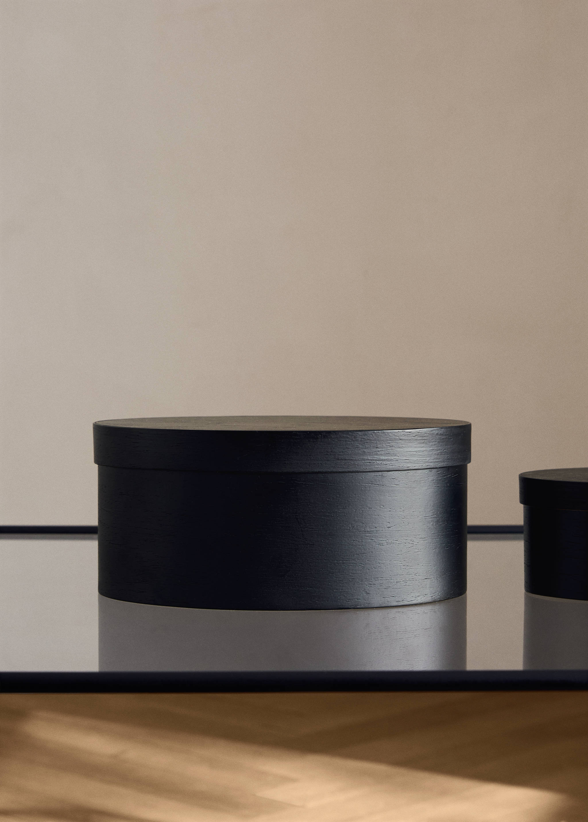 Medium oval wooden box - General plane