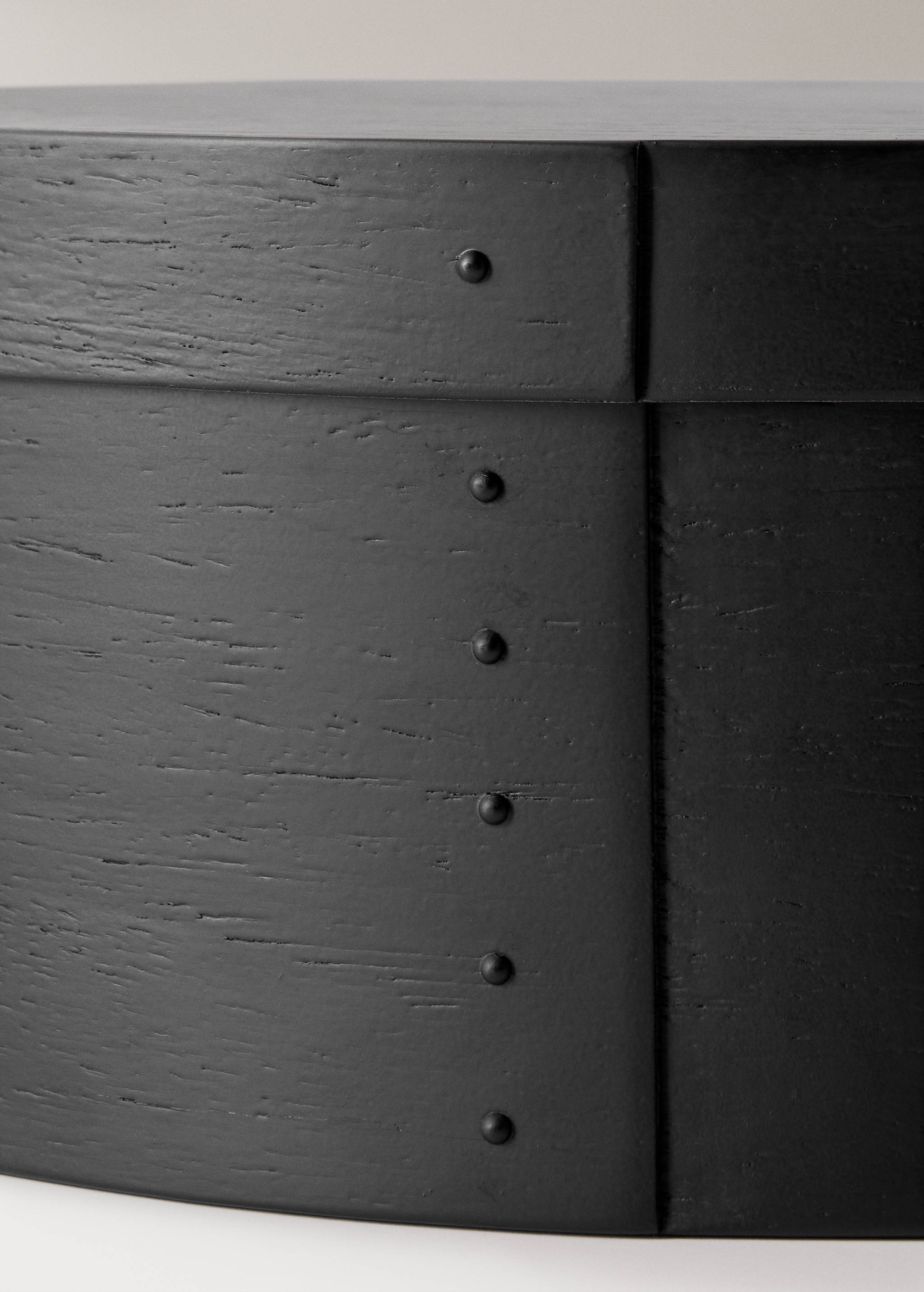 Medium oval wooden box - Details of the article 2