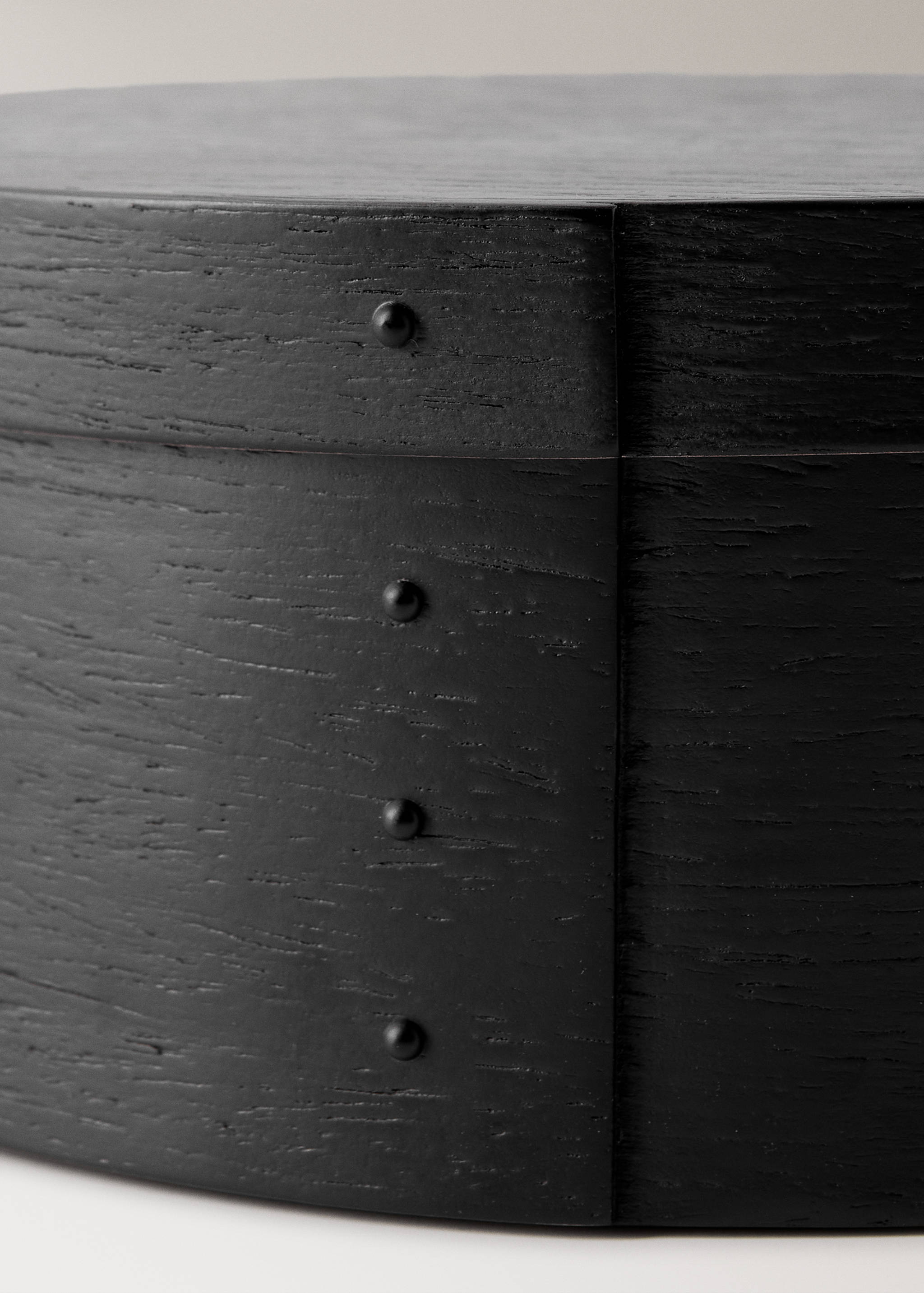 Small oval wooden box - Details of the article 2