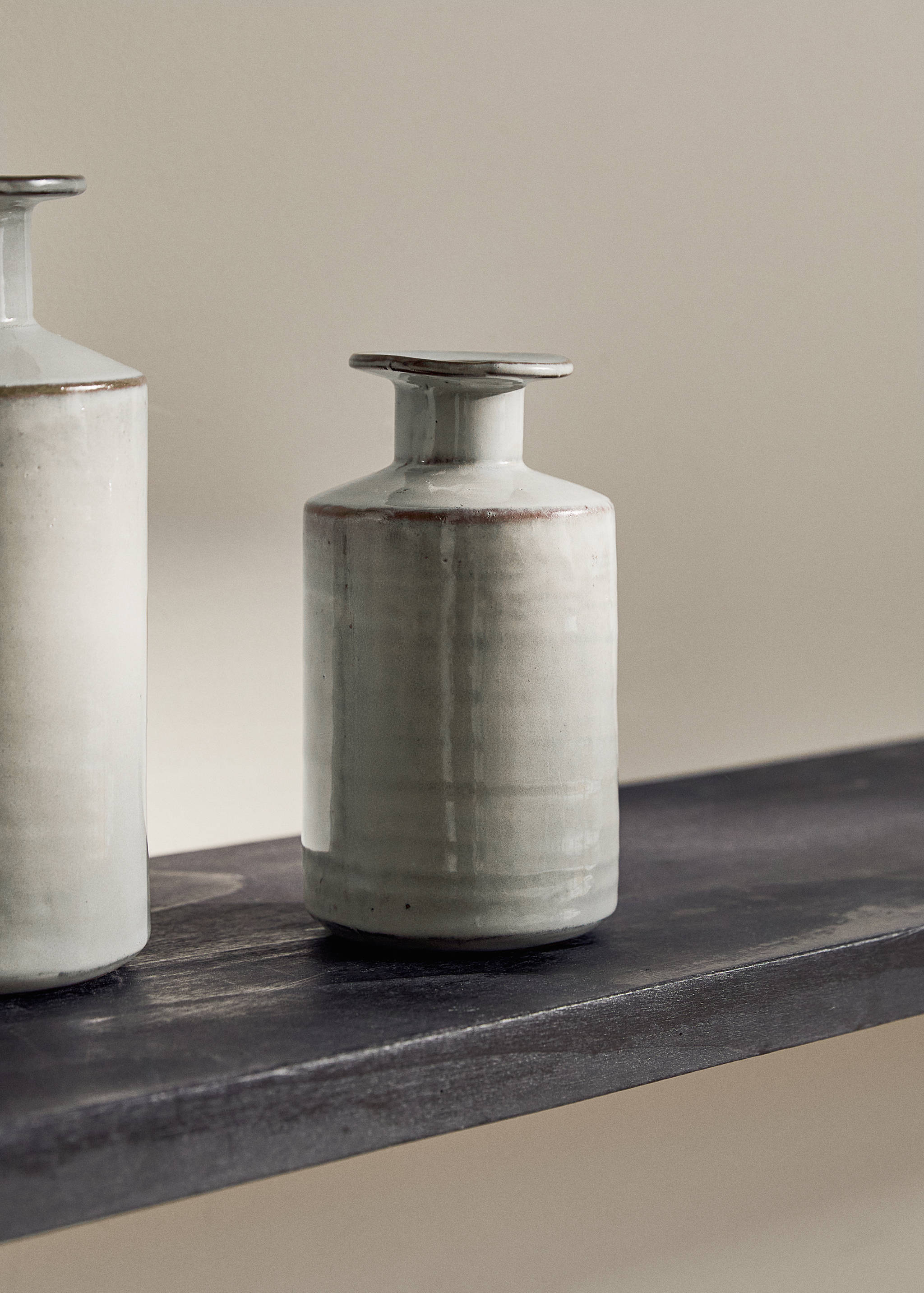 Stoneware vase with bottle design - General plane