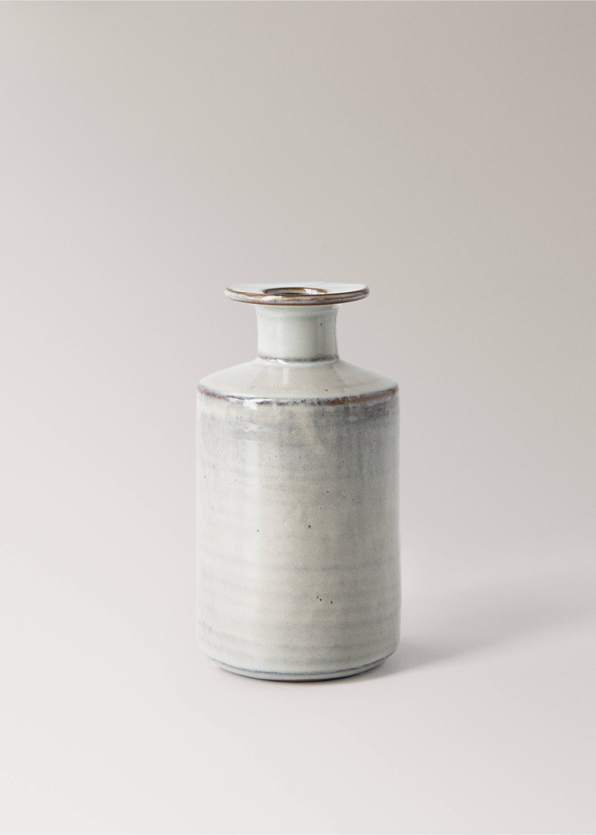 Stoneware vase with bottle design - Article without model, White. Ref: 17023319-00.