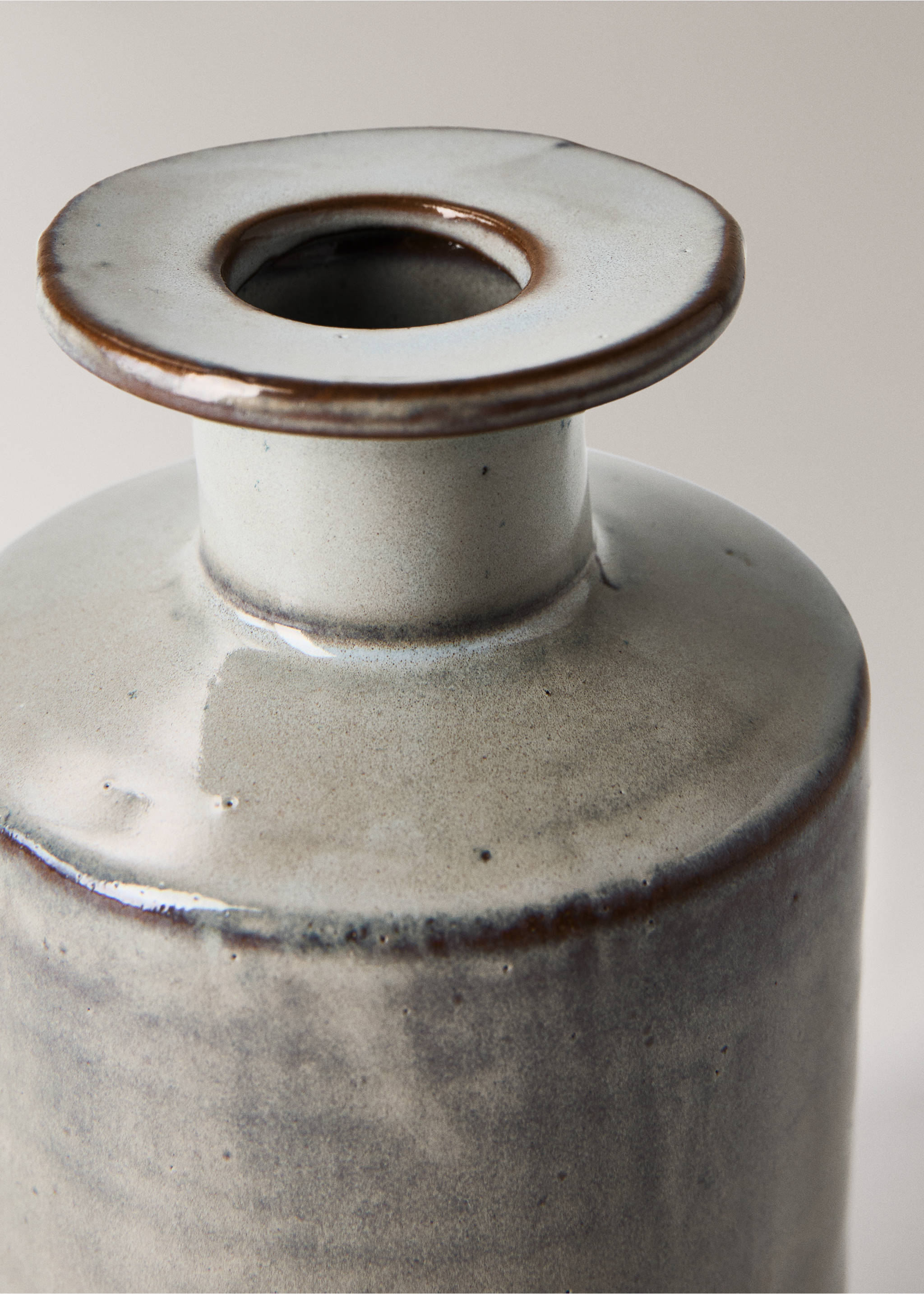 Stoneware vase with bottle design - Details of the article 1, White. Ref: 17023319-00.
