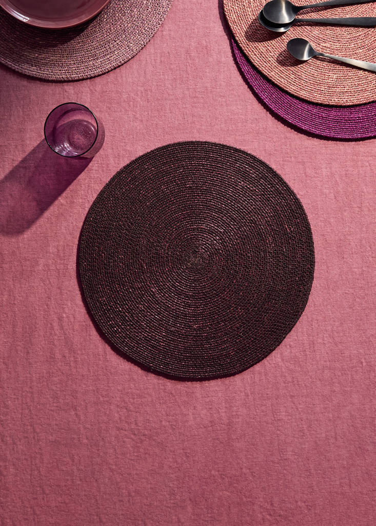 MANGO HOME - Sets de table en jonc de mer coloré avec boîte prune - 38x38cm