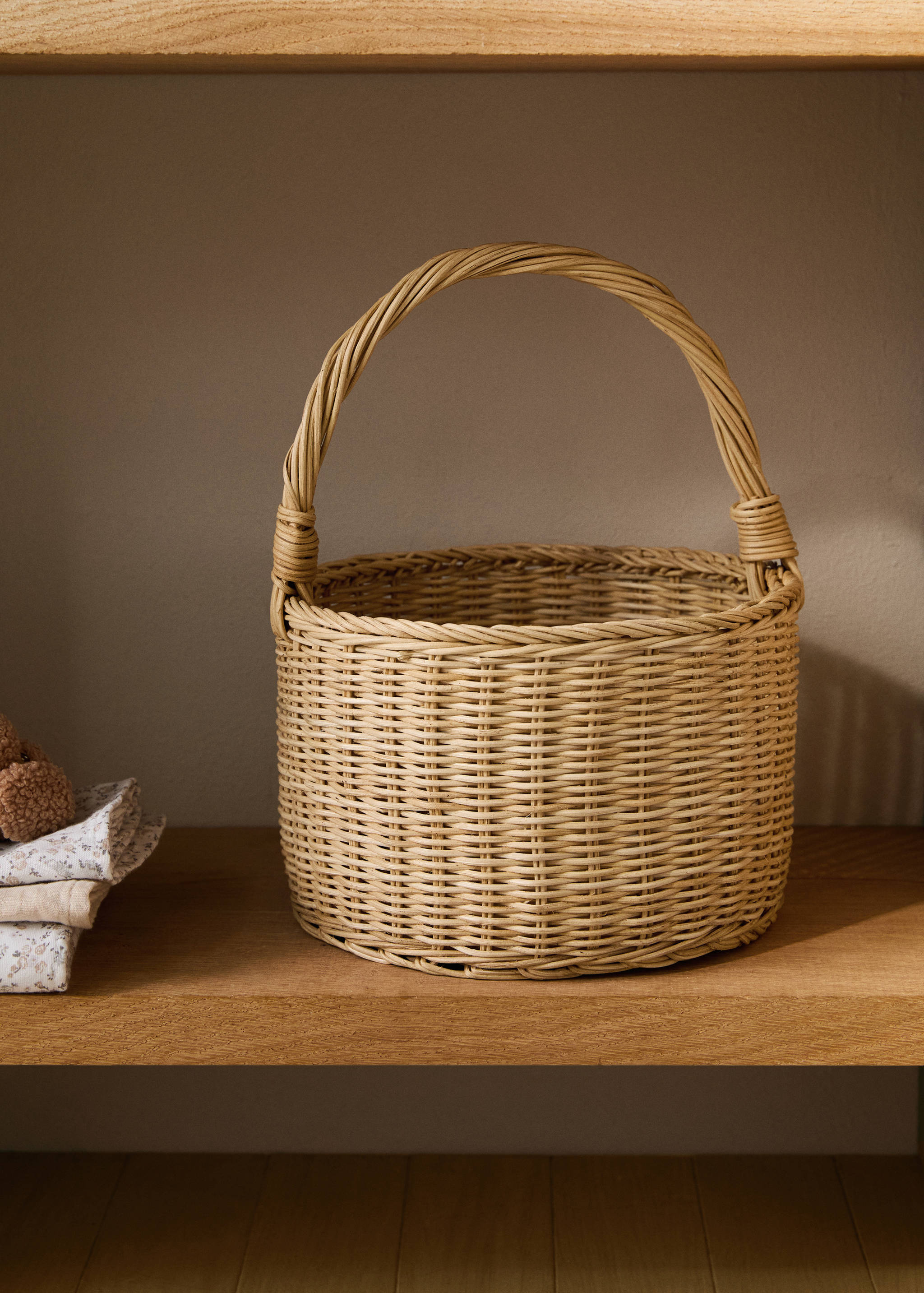 Large rattan basket with handles - General plane