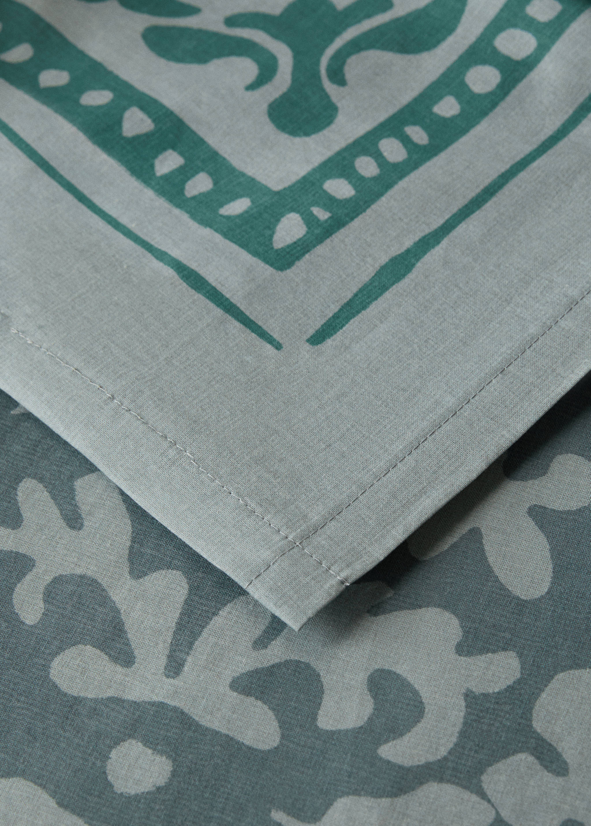 Printed canvas tablecloth for 2 to 4 diners - Details of the article 1