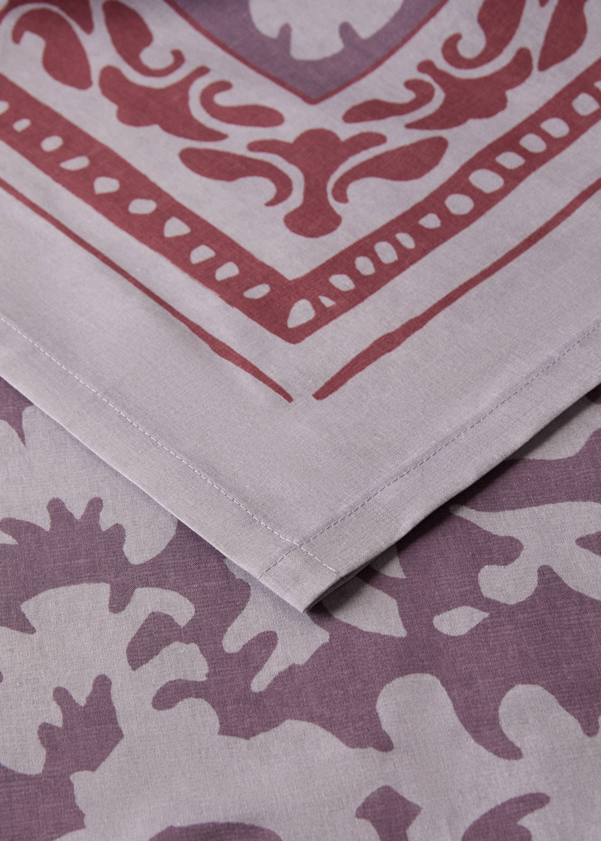 Cotton tablecloth with leaf print for 6 to 8 guests - Details of the article 1