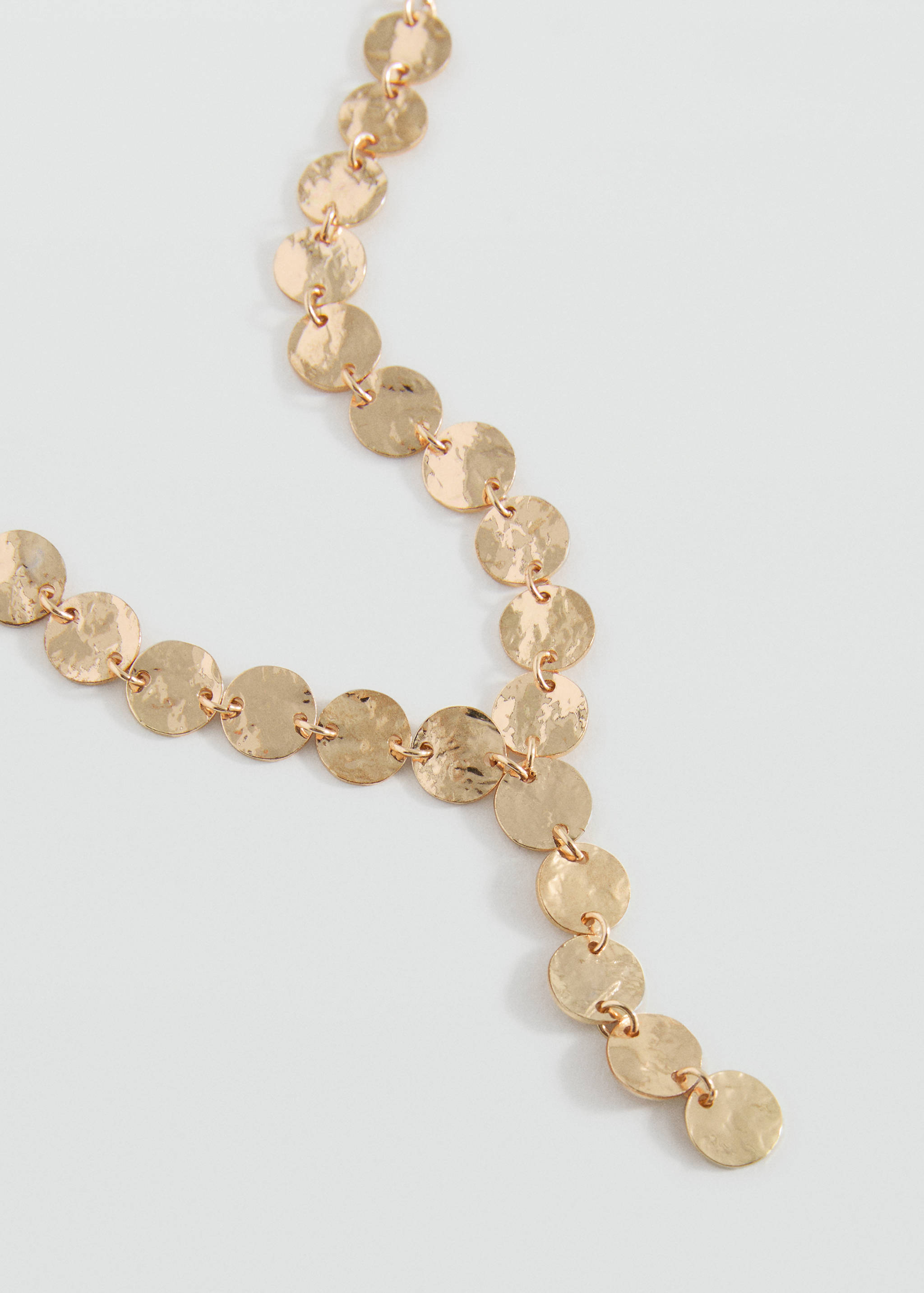 Colar berloque moedas - Plano médio