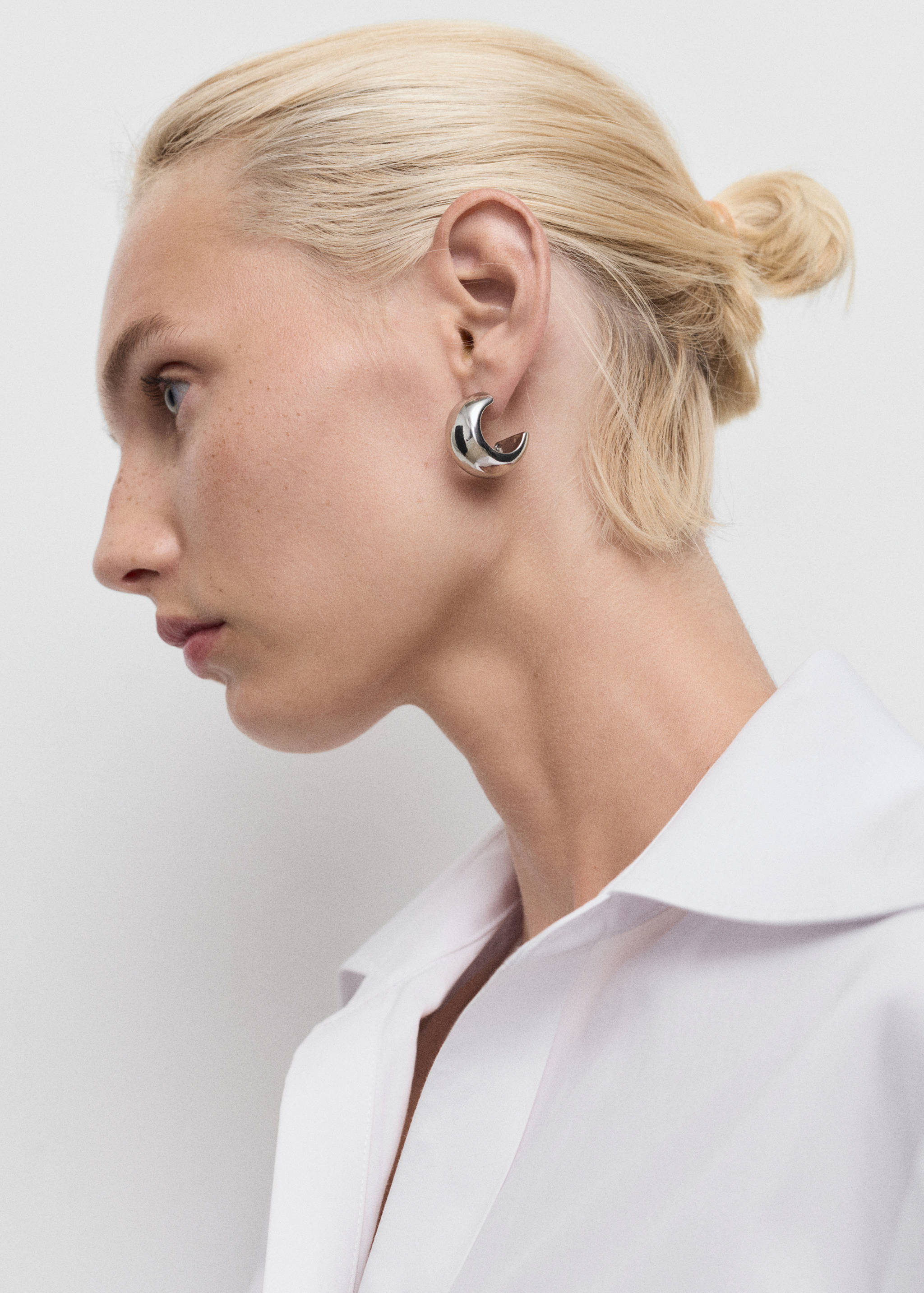 Shirt with concealed placket and collar - Details of the article 1