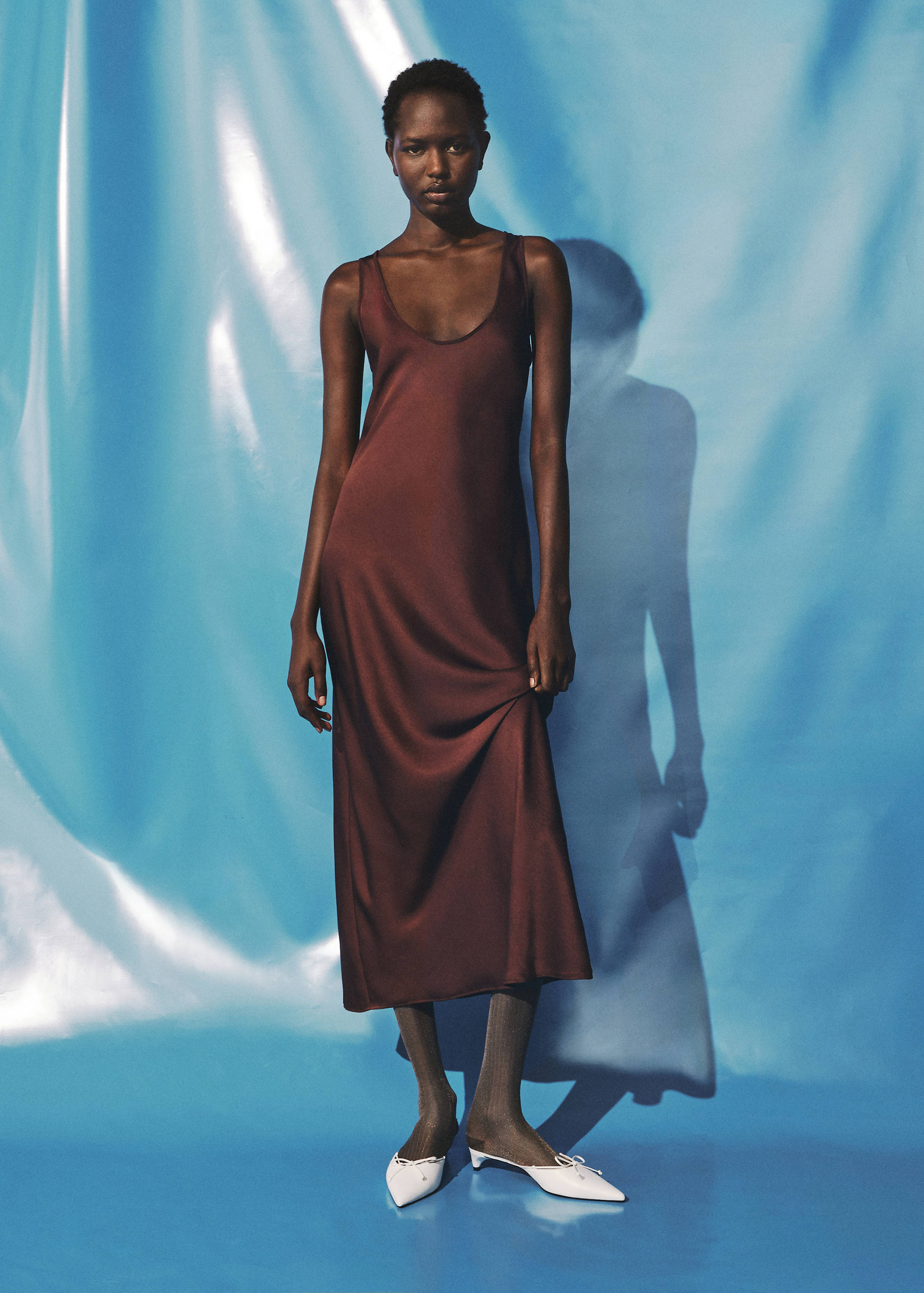 Satin dress with low-cut neckline - General plane