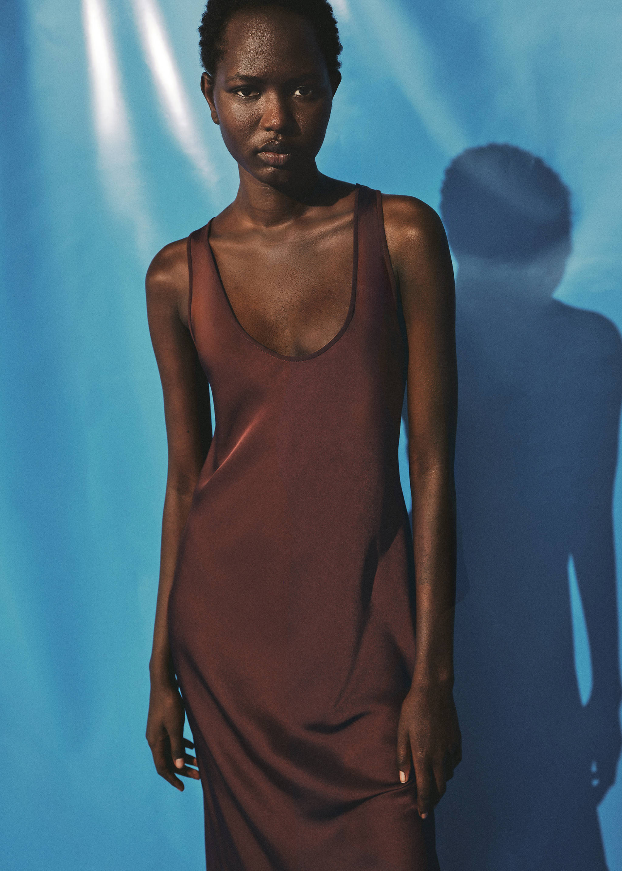 Satin dress with low-cut neckline - Medium plane