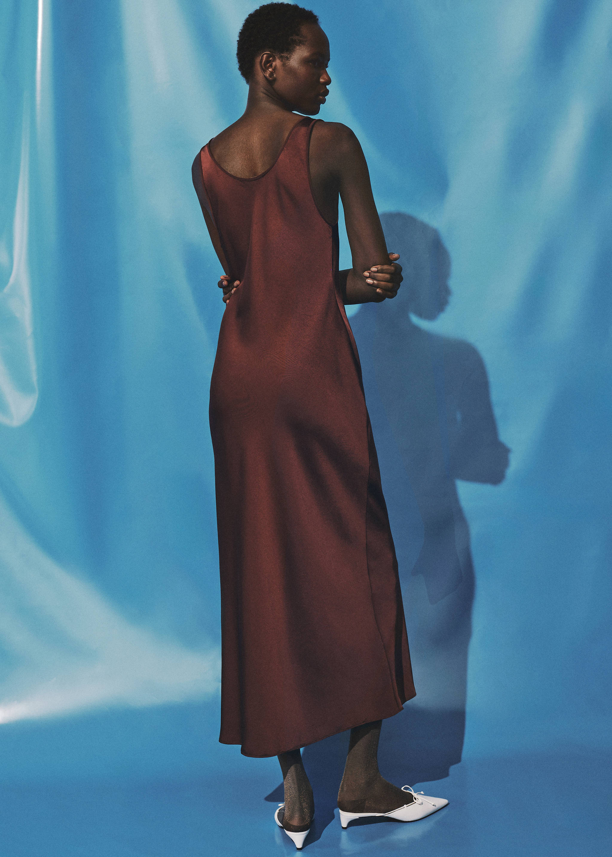 Satin dress with low-cut neckline - Reverse of the article