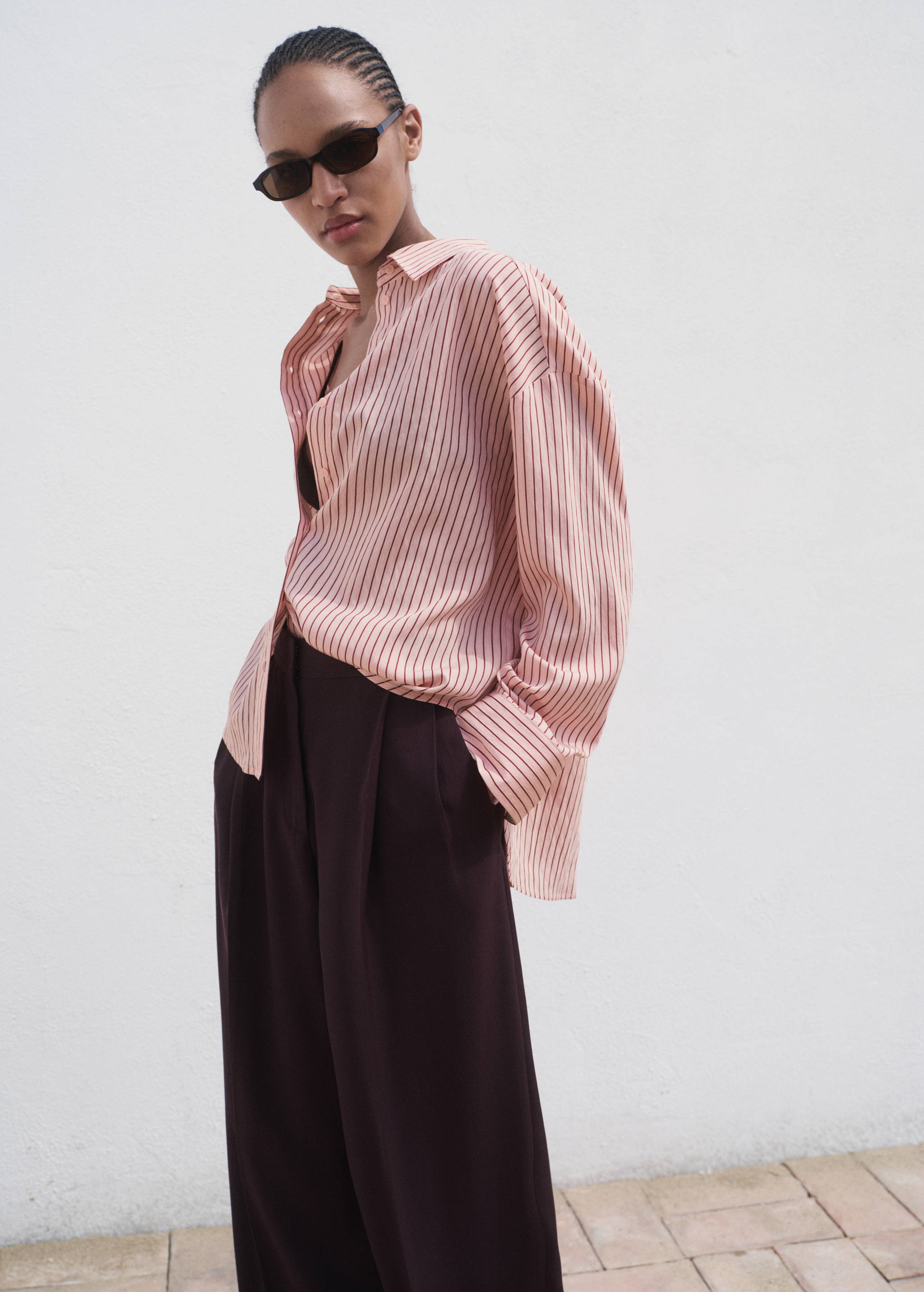 Chemise à rayures oversize - Plan moyen