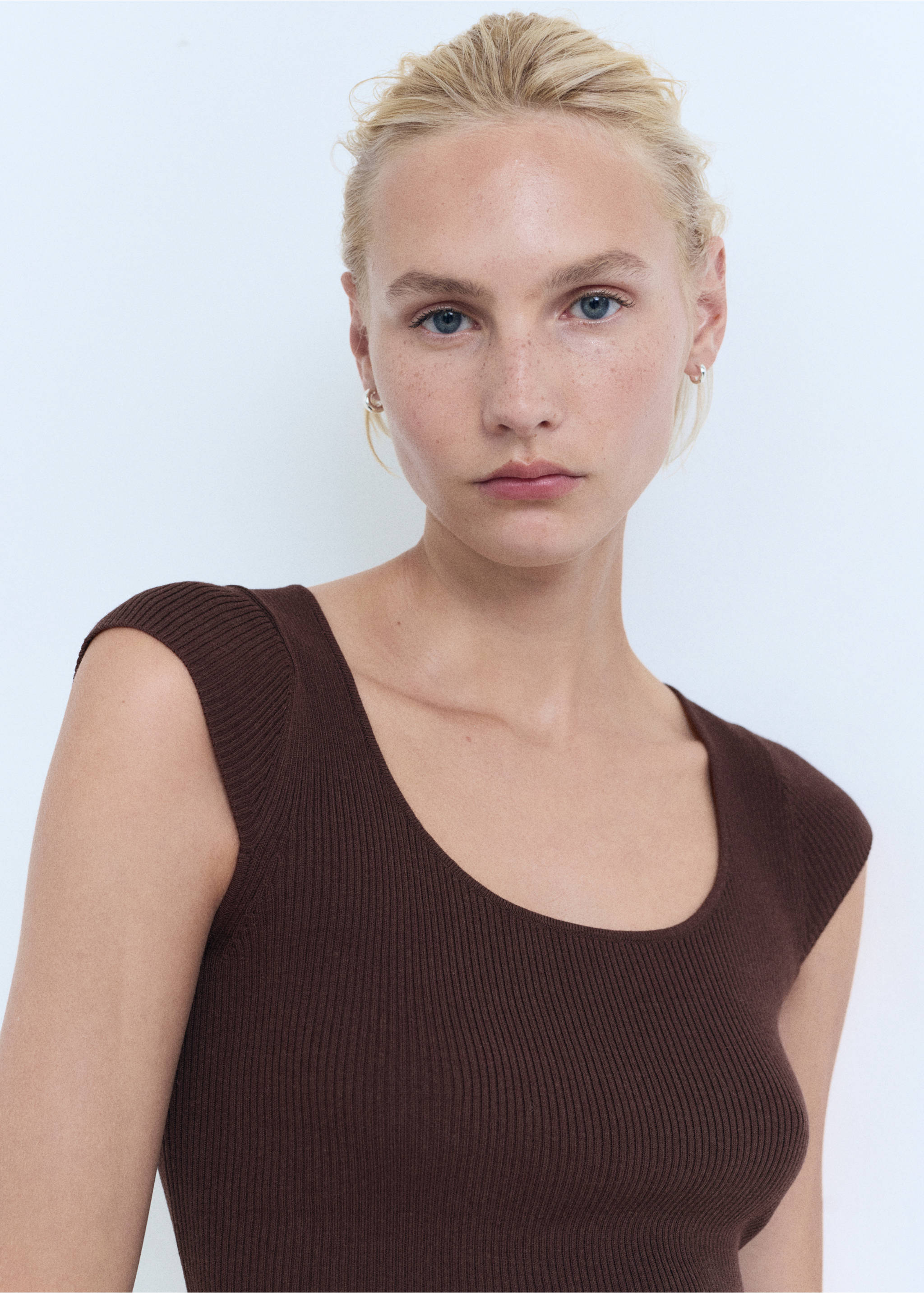 Pull-over maille côtelée manches courtes - Détail de l'article 1, Chocolat. Ref: 17024100-00.