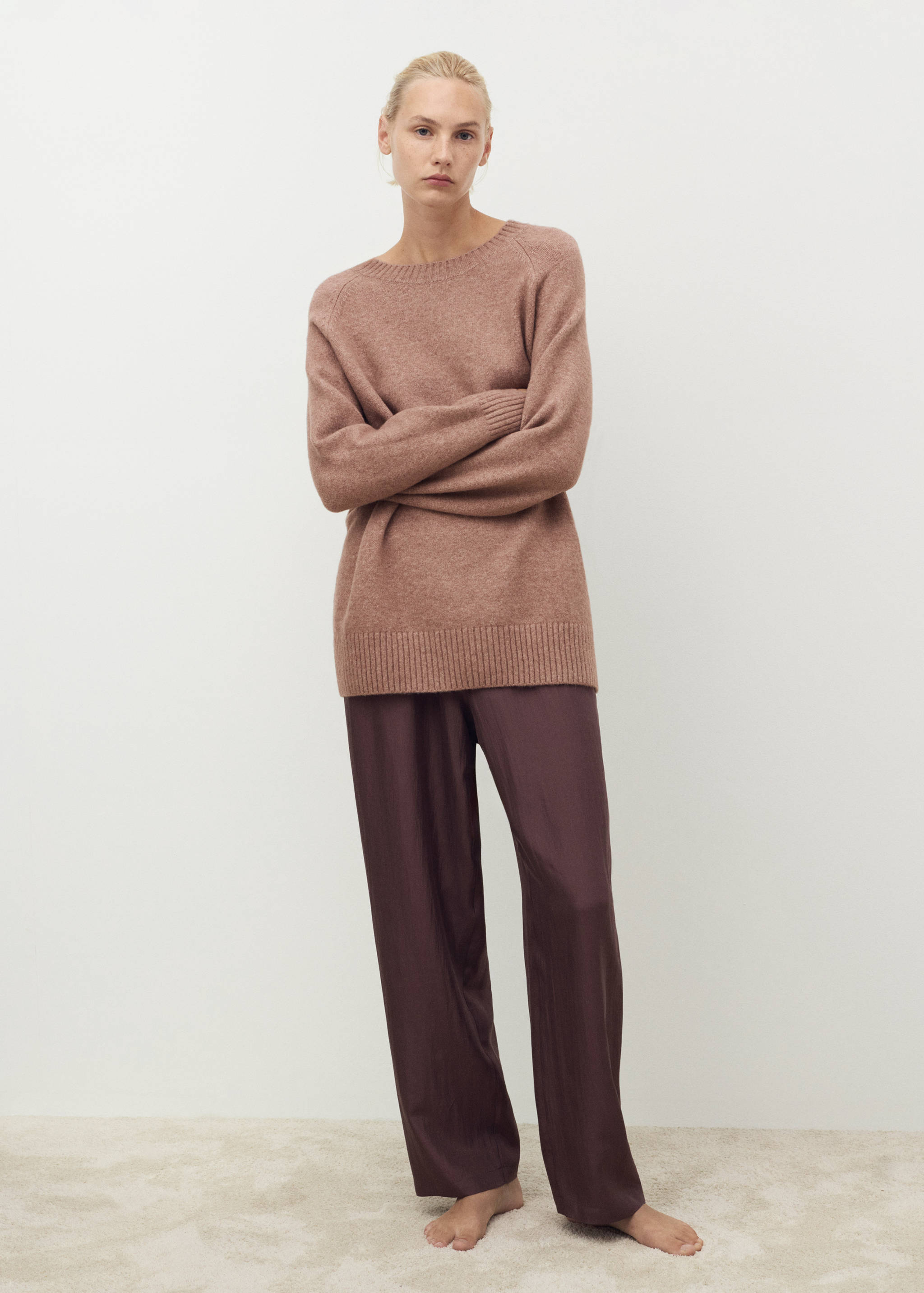 Round-neck knitted sweater - General plane