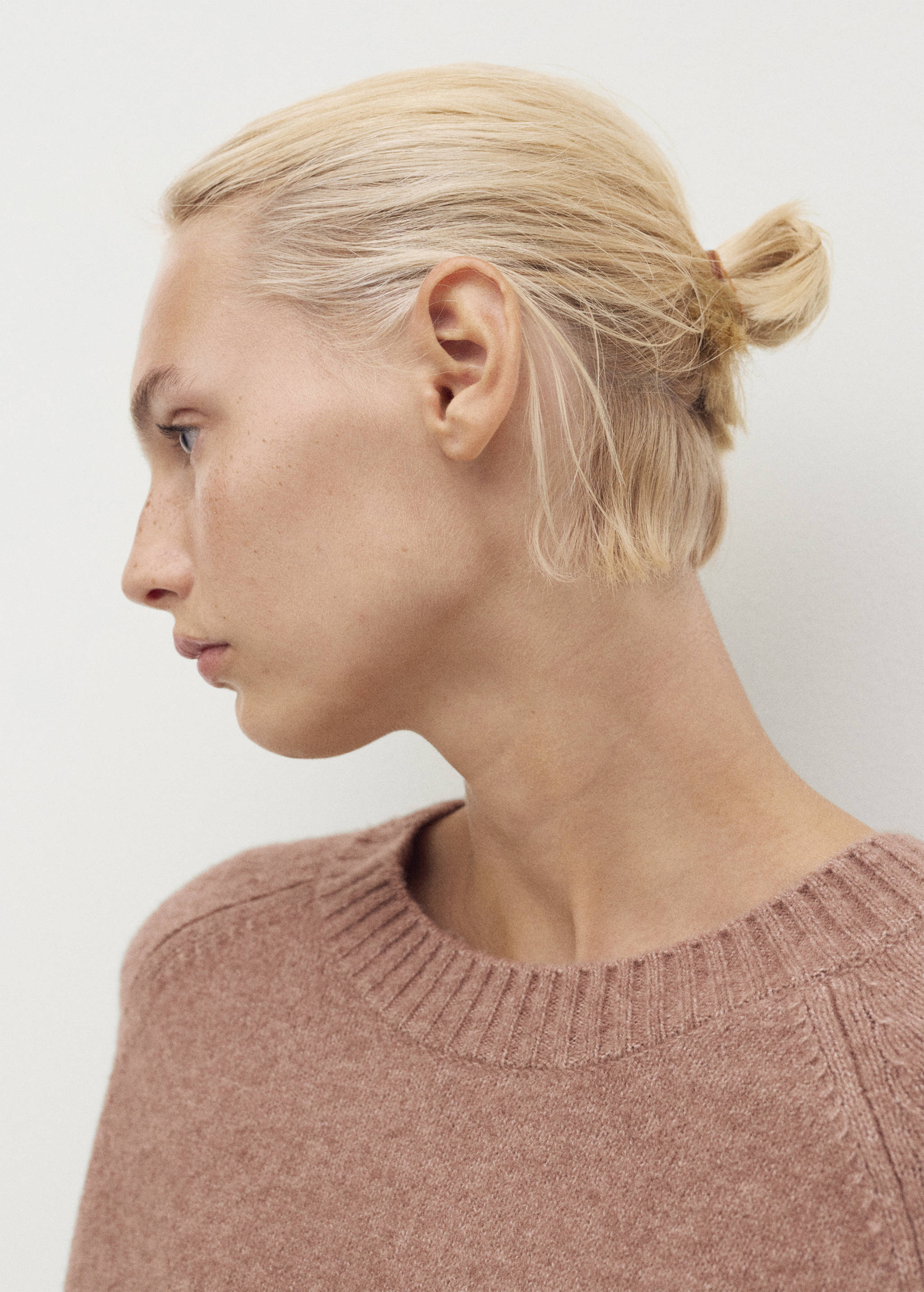 Round-neck knitted sweater - Details of the article 1
