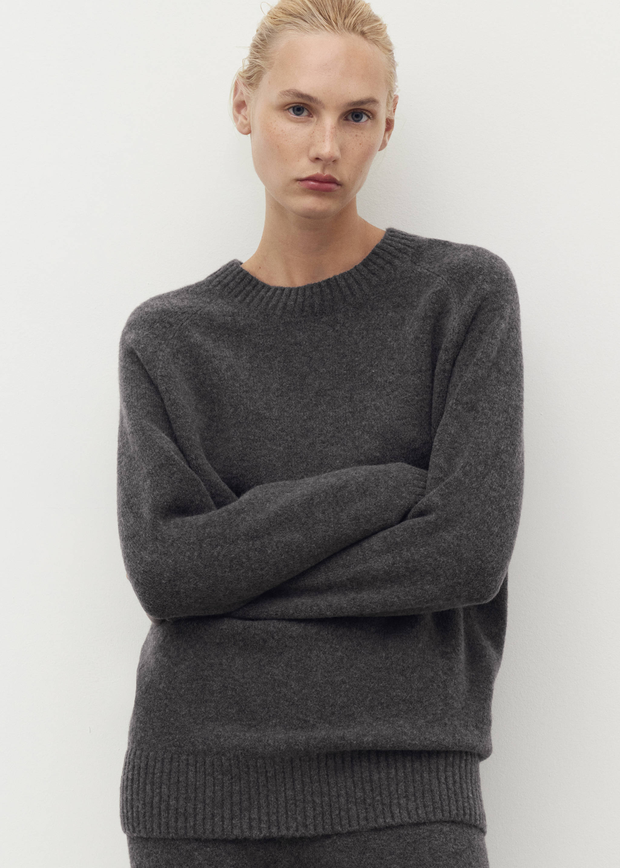 Round-neck knitted sweater - General plane