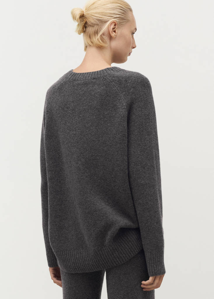 Round-neck knitted sweater — Charcoal