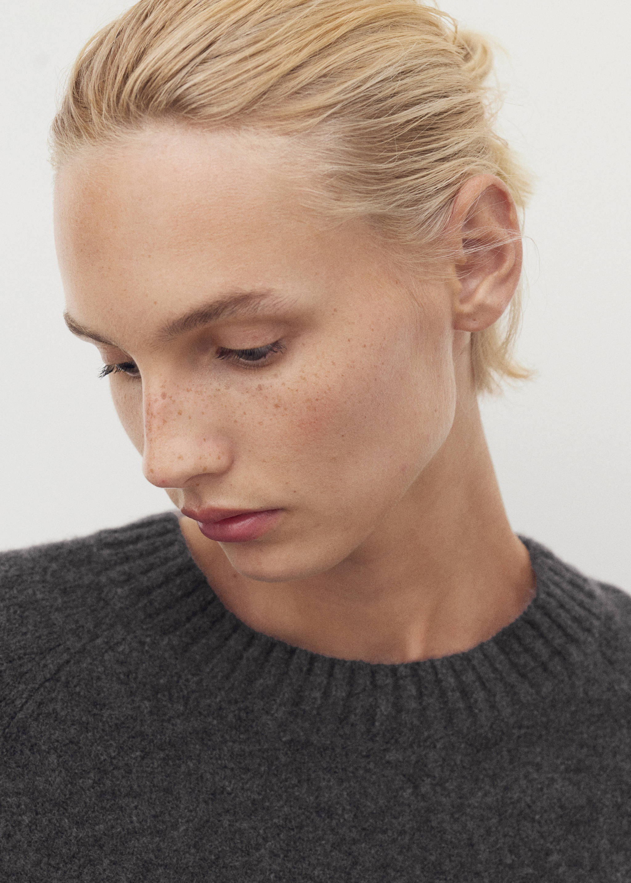 Round-neck knitted sweater - Details of the article 1