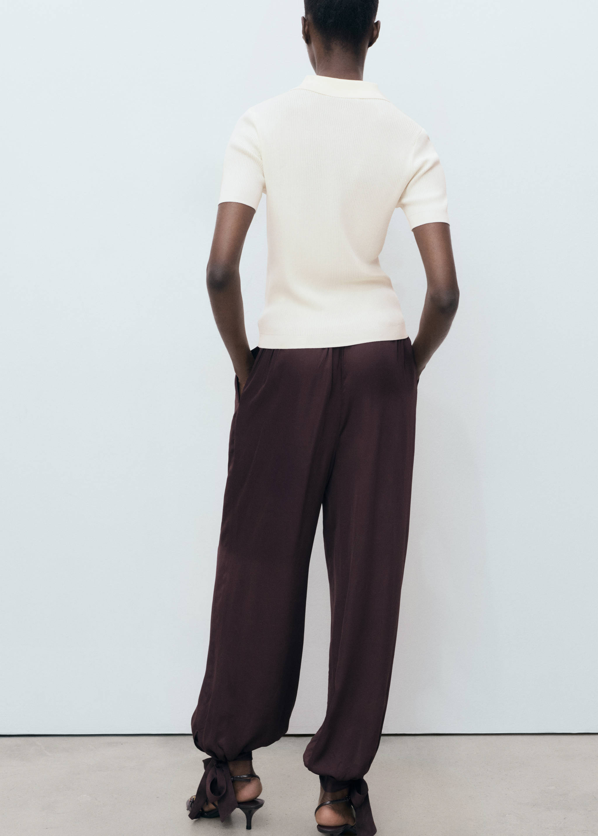 Sweter z krótkim rękawem i kołnierzykiem polo - Tylna strona artykułu