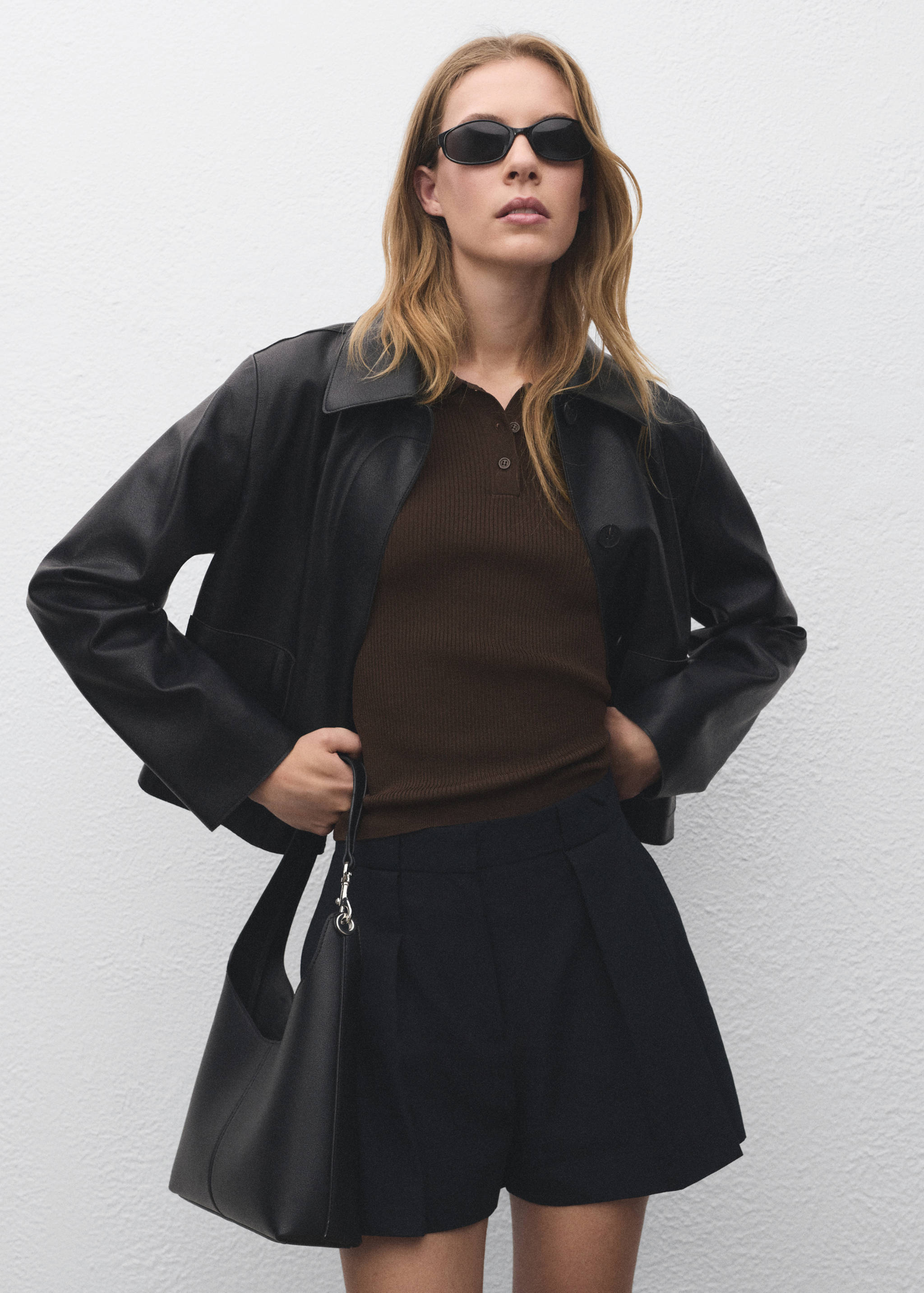 Sweter z krótkim rękawem i kołnierzykiem polo - Plan średni