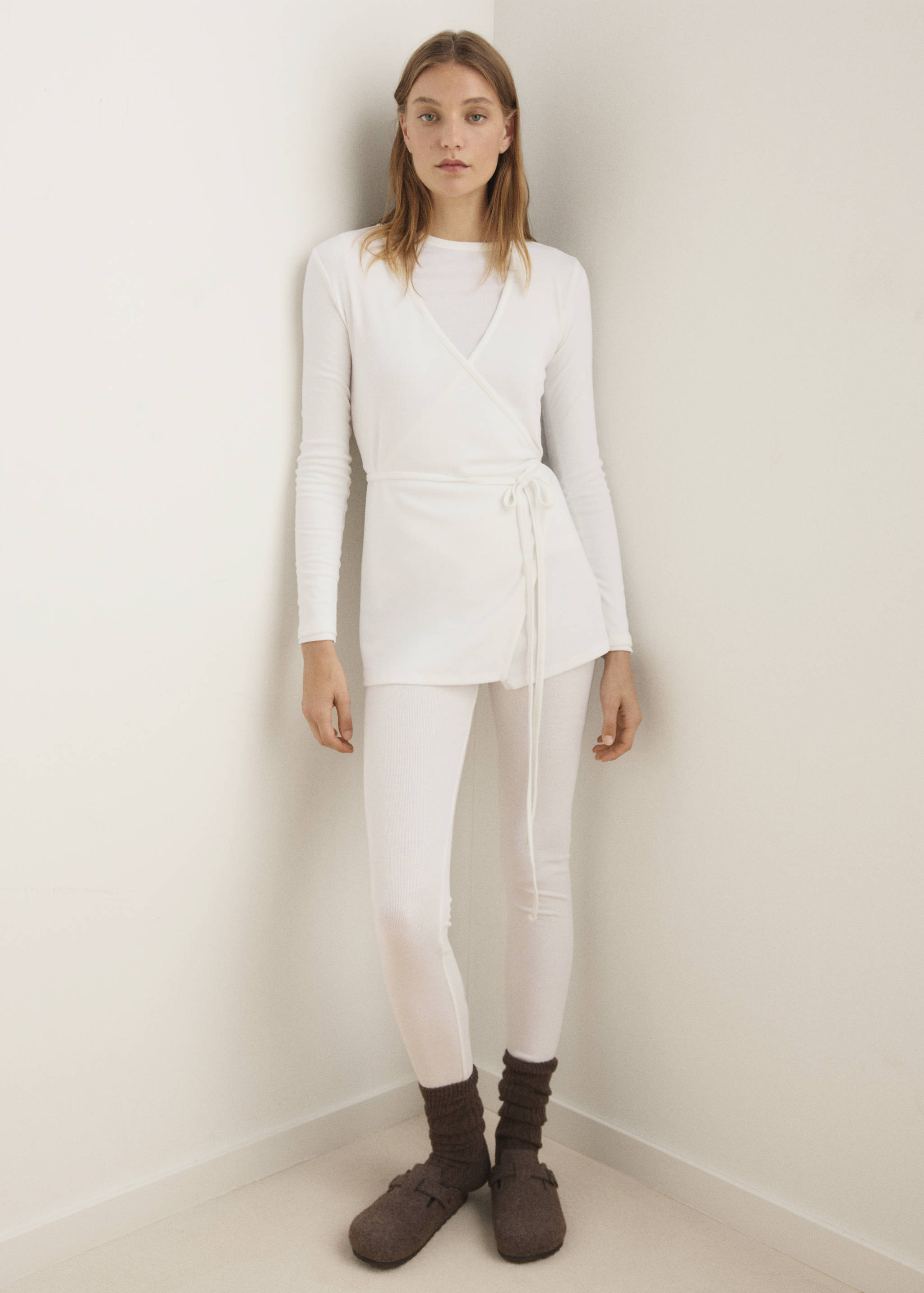 Кардиган в рубчик с завязками - Общий план