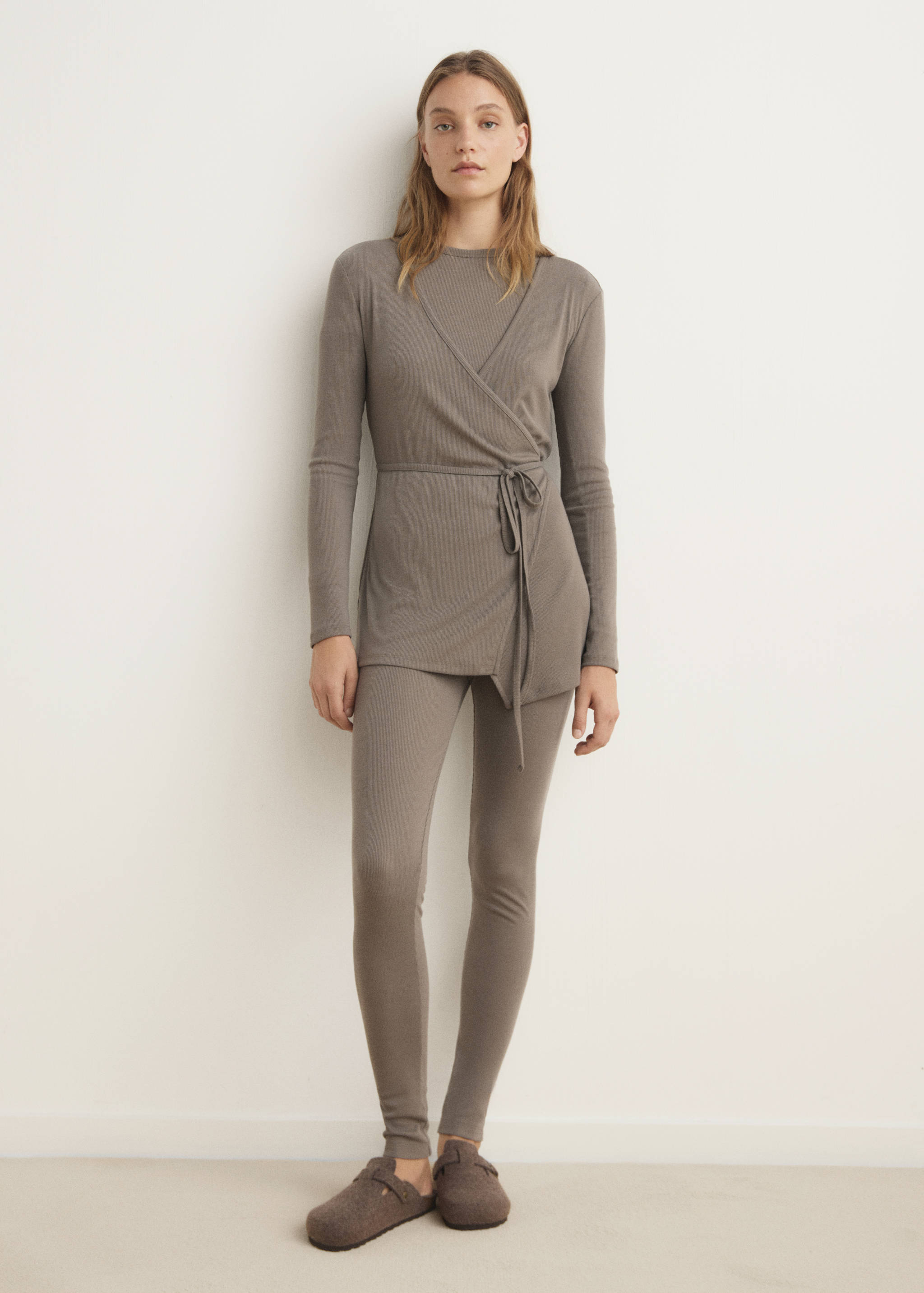 Кардиган в рубчик с завязками - Общий план