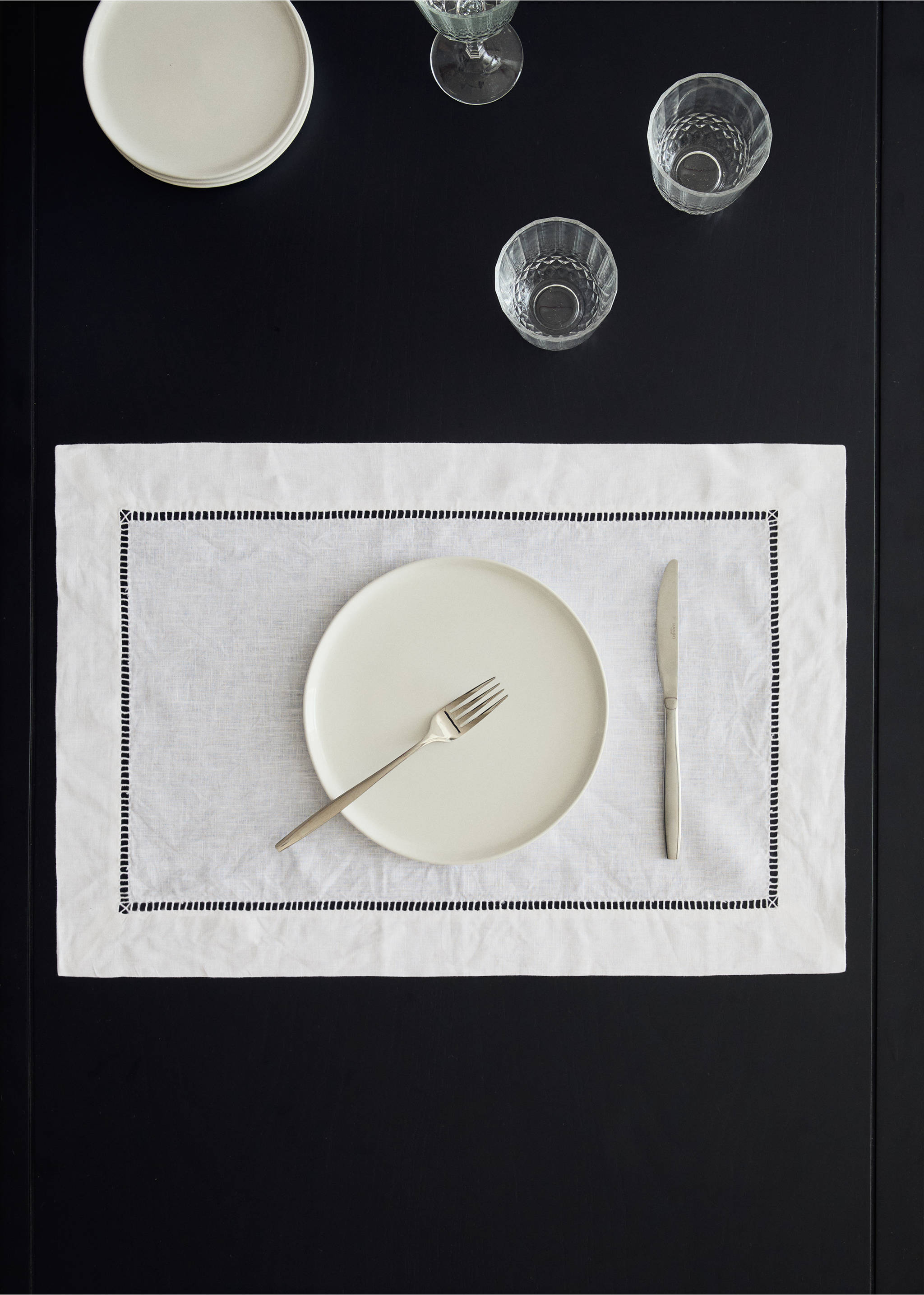 Embroidered hemstitched linen placemat - General plane, White. Ref: 17024127-00.