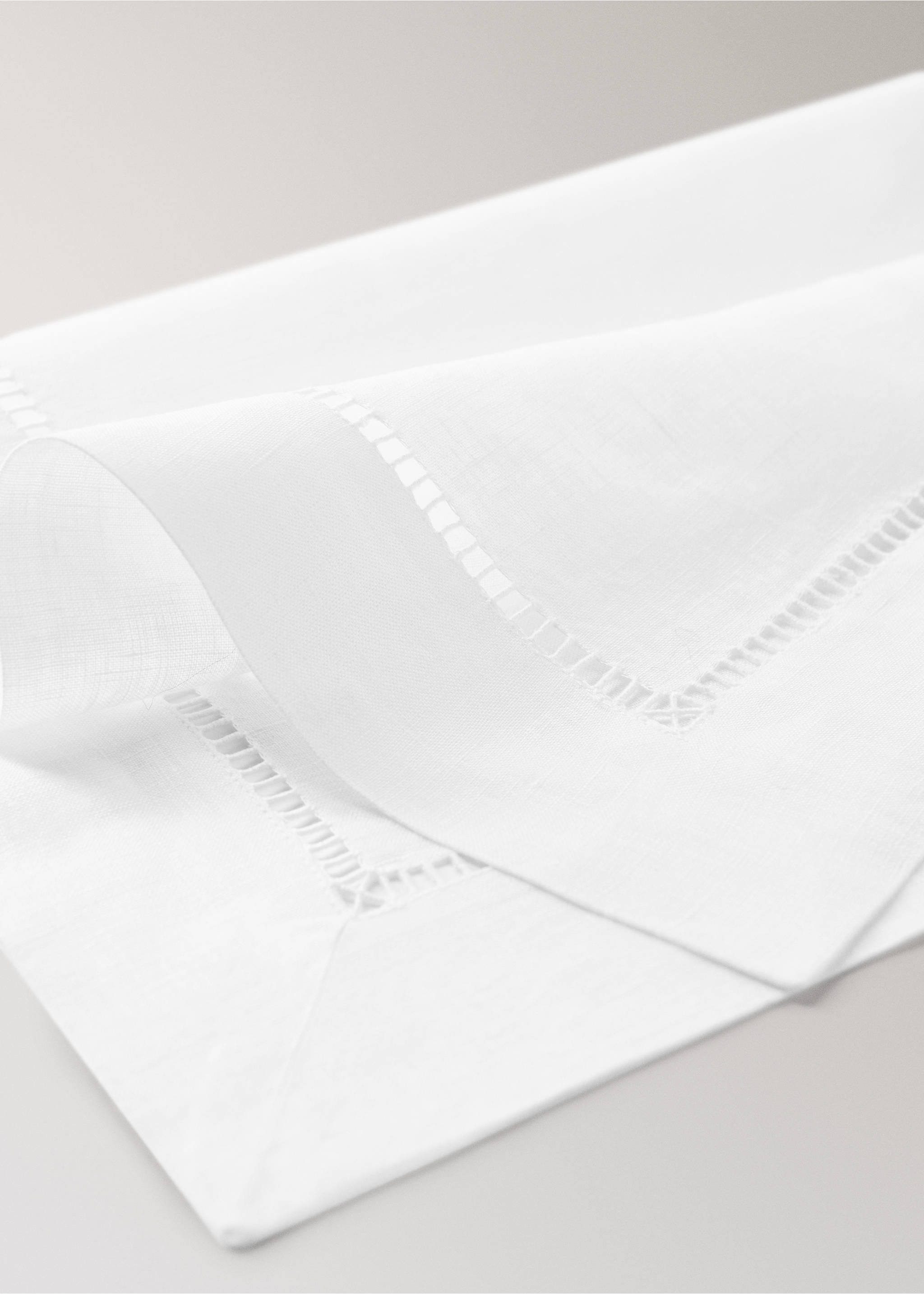 Embroidered hemstitched linen placemat - Details of the article 2, White. Ref: 17024127-00.