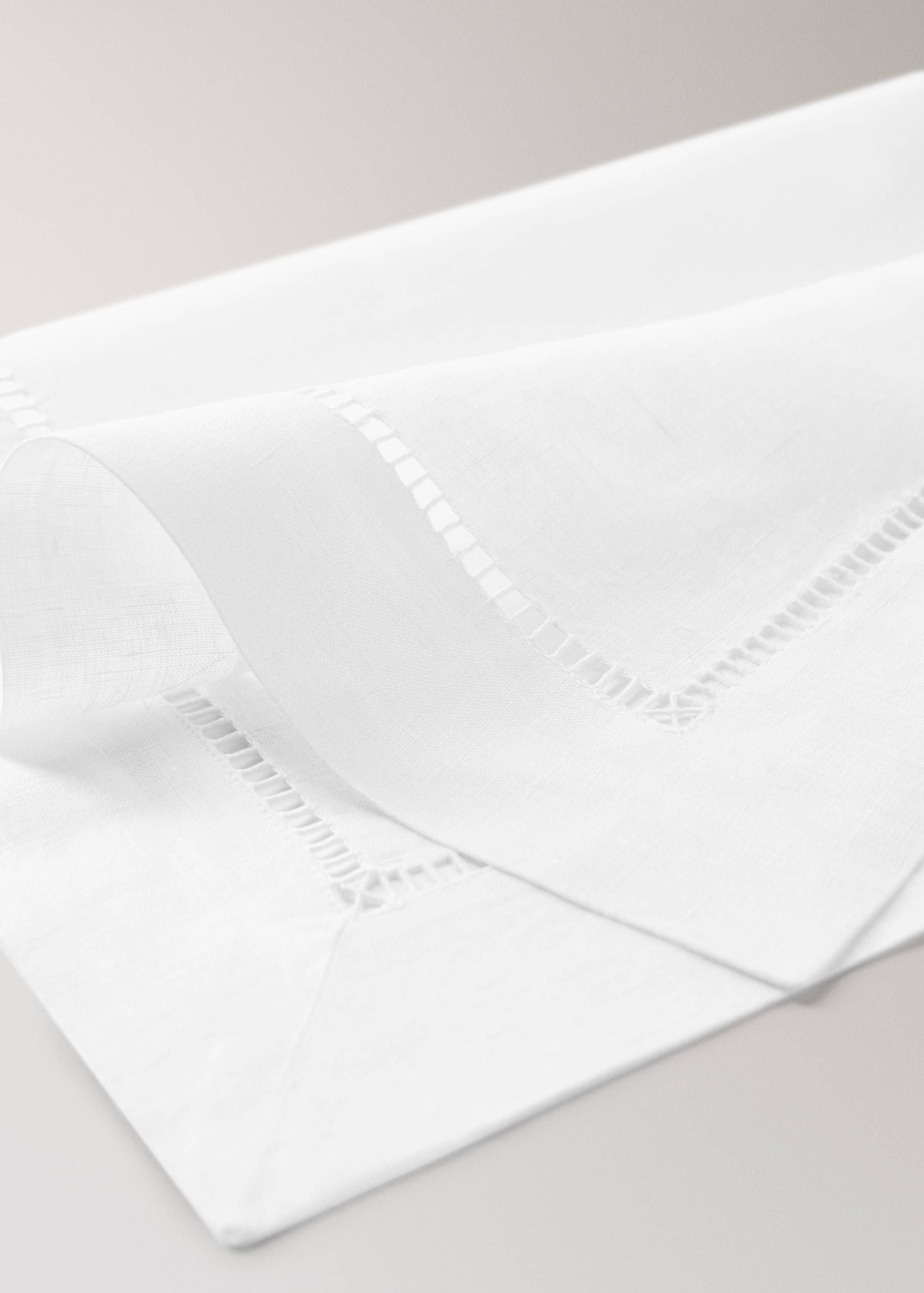Embroidered hemstitched linen placemat - Details of the article 2