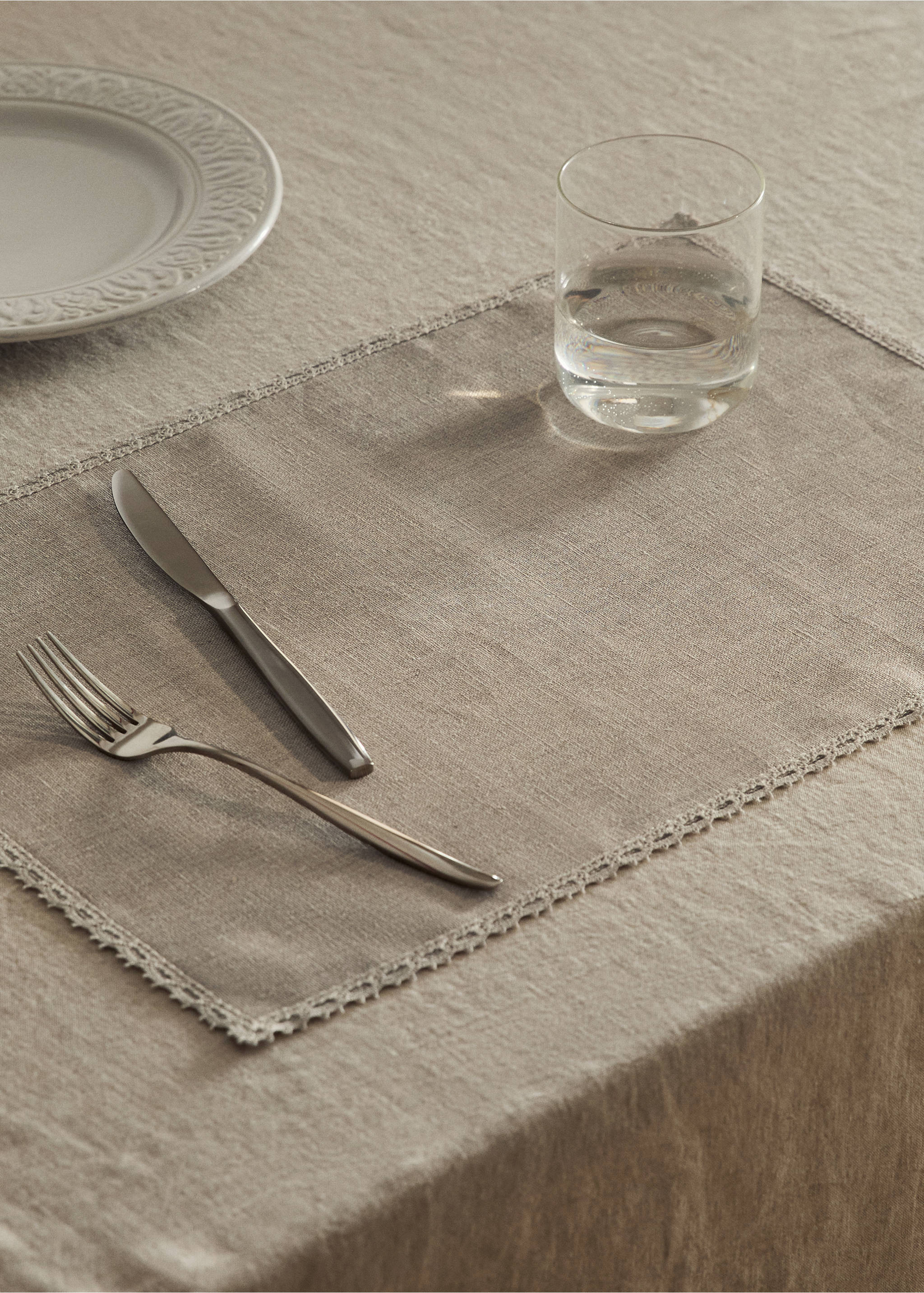 Linnebordstablett med spetskant - Allmän bild, Ljus/pastellbrun. Ref: 17024132-00.